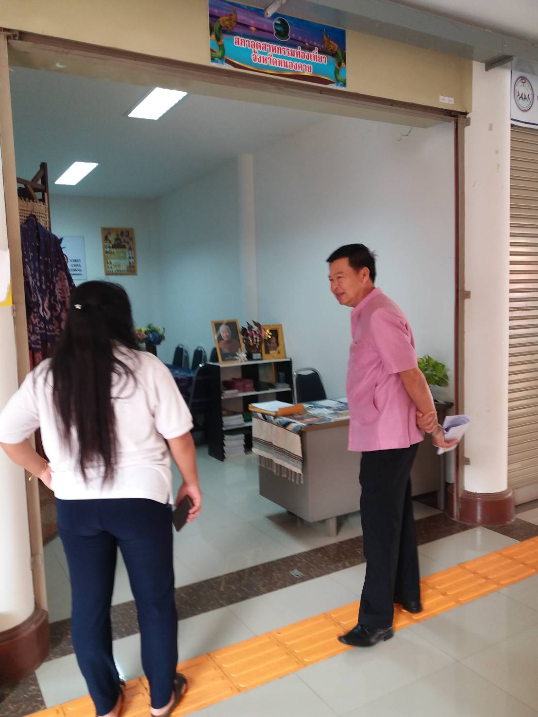 พจ.หนองคาย ตรวจเยี่ยมศูนย์แสดงและจำหน่ายผลิตภัณฑ์ OTOP จังหวัดหนองคาย