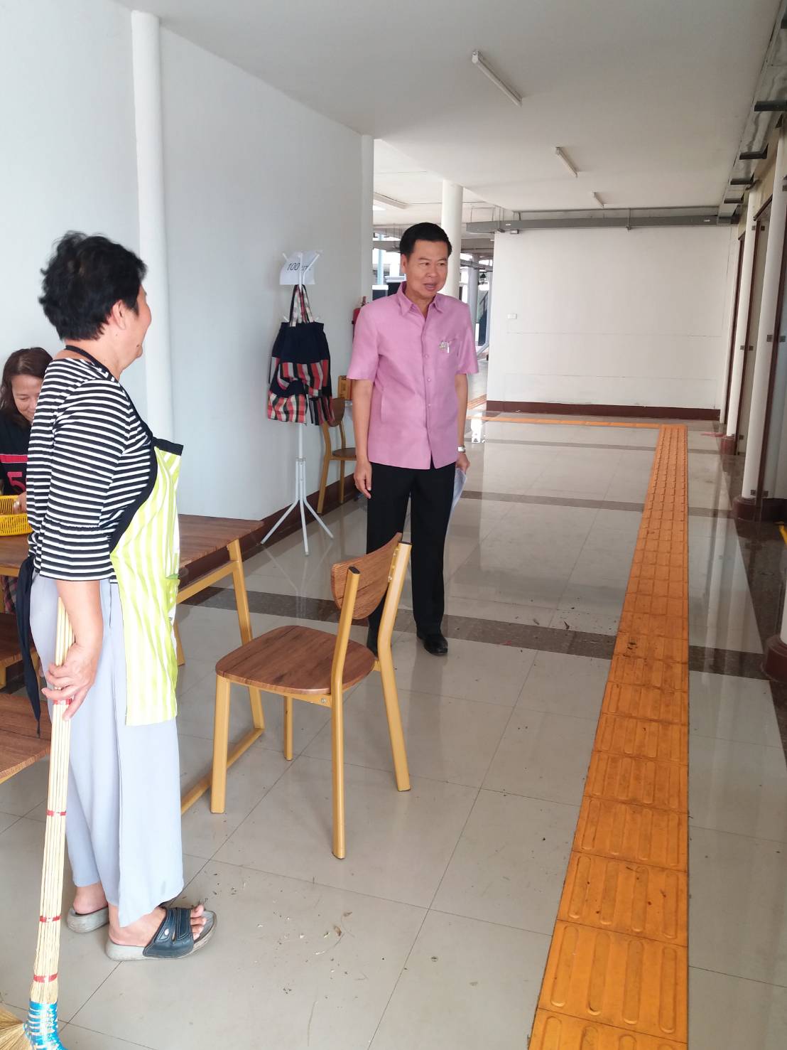 พจ.หนองคาย ตรวจเยี่ยมศูนย์แสดงและจำหน่ายผลิตภัณฑ์ OTOP จังหวัดหนองคาย