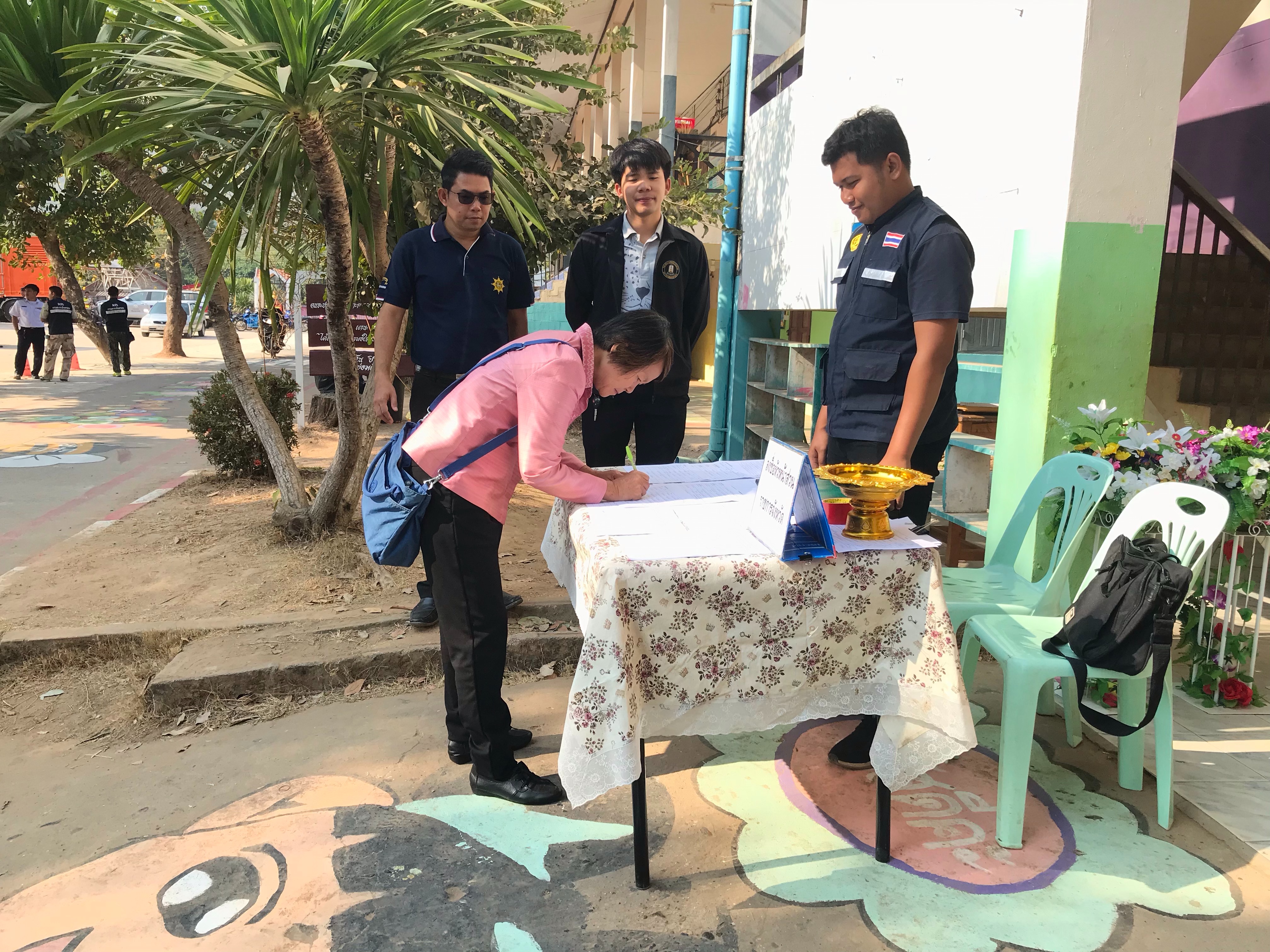 รกท.พจ.หนองคาย ร่วมโครงการปกป้องและเชิดชูสถาบันพระมหากษัตริย์ และหน่วยบำบัดทุกข์ บำรุงสุข จังหวัดหนองคาย ประจำเดือน กุมภาพันธ์ 2563 ณ โรงเรียนผาตั้ง ตำบลผาตั้ง อำเภอสังคม