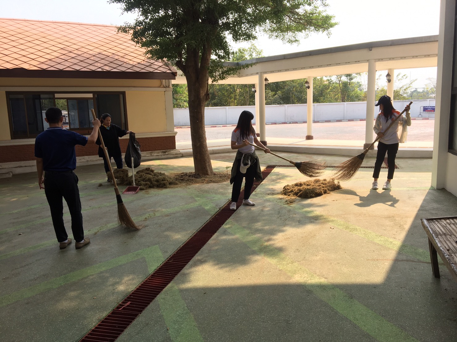 พช.หนองคาย ร่วมกิจกรรมตามแผนปฏิบัติงานโครงการบ้านสวย เมืองงาม “หนองคายเมืองท่องเที่ยวและน่าอยู่ ริมฝั่งโขง” ณ บริเวณศูนย์OTOP หนองคาย