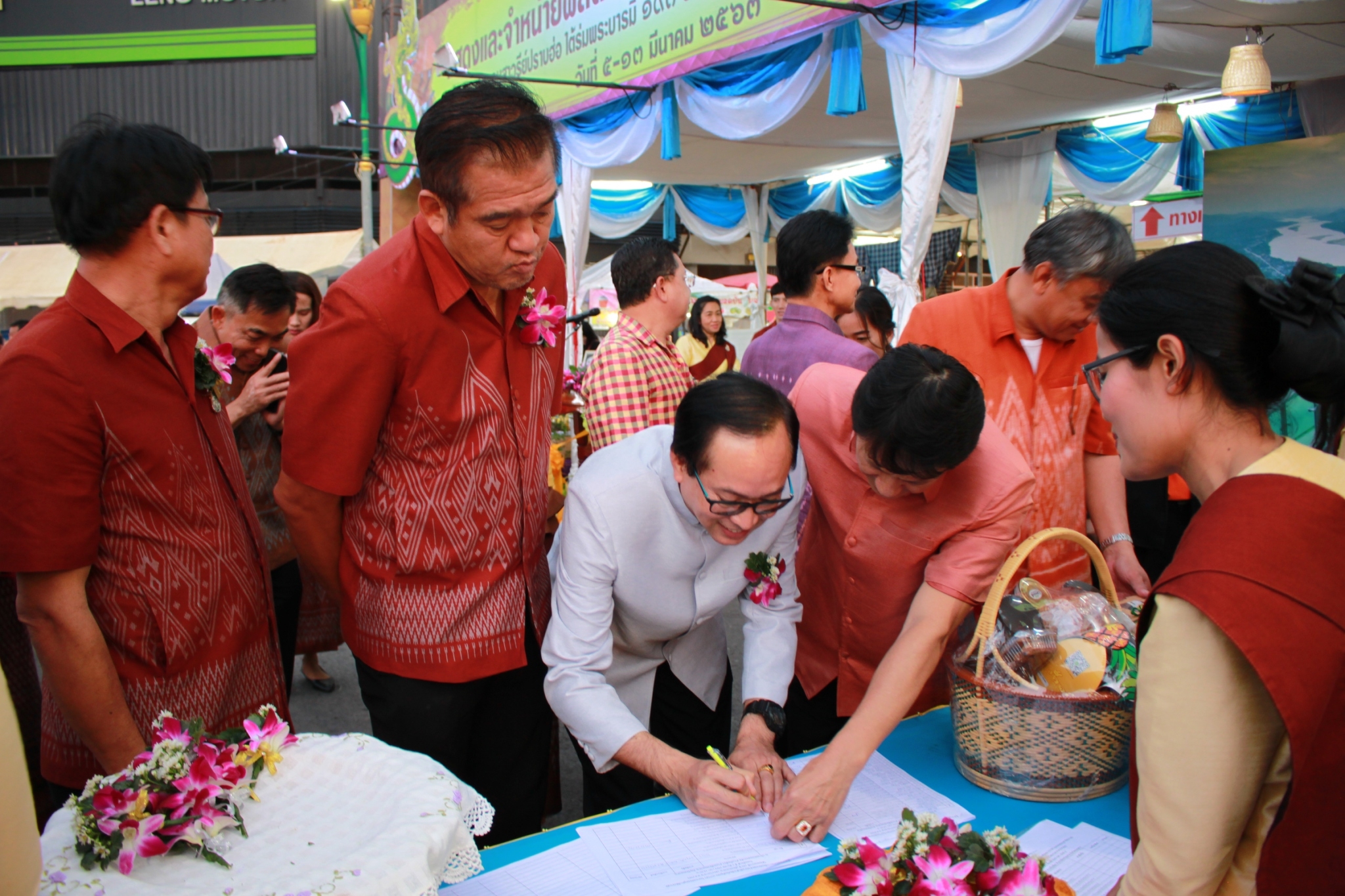 พช.หนองคาย จัดงาน แสดงและจำหน่ายผลิตภัณฑ์ OTOP จังหวัดหนองคาย ในงานฉลองอนุสาวรีย์ปราบฮ่อ ใต้ร่มพระบารมี 193 ปี เมืองหนองคาย และงานกาชาด จังหวัดหนองคาย พ.ศ. 2563