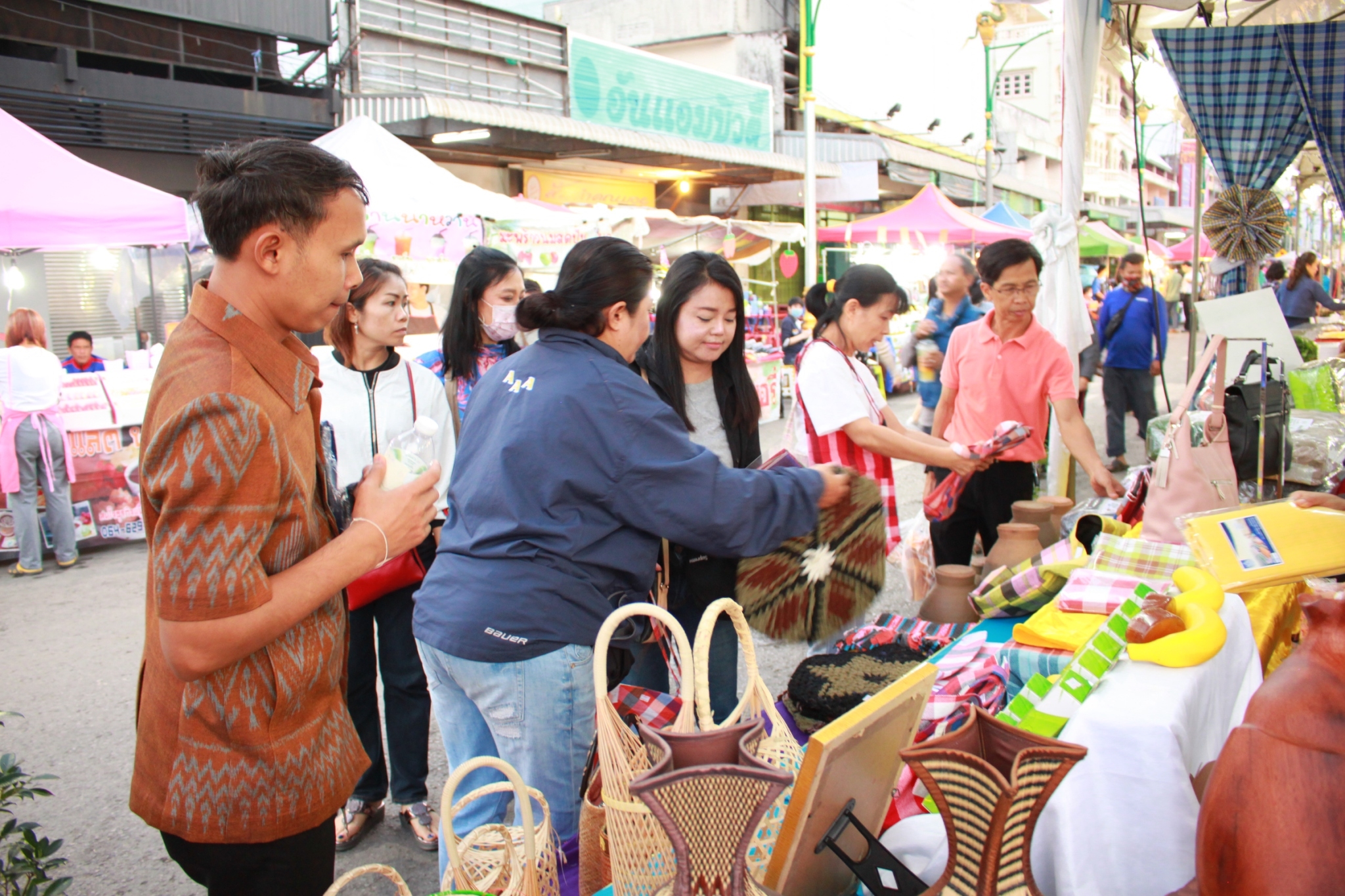 พช.หนองคาย จัดงาน แสดงและจำหน่ายผลิตภัณฑ์ OTOP จังหวัดหนองคาย ในงานฉลองอนุสาวรีย์ปราบฮ่อ ใต้ร่มพระบารมี 193 ปี เมืองหนองคาย และงานกาชาด จังหวัดหนองคาย พ.ศ. 2563