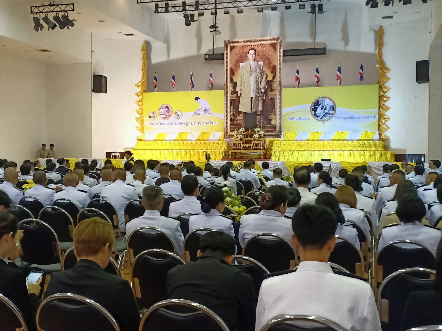 พช.หนองคาย ร่วมพิธีถวายเครื่องราชสักการะแด่ พระบาทสมเด็จพระบรมชนกาธิเบศร มหาภูมิพลอดุลยเดชมหาราช บรมนาถบพิตร เนื่องในวัน “พระบิดาแห่งมาตรฐานการช่างไทย” และวันมาตรฐานฝีมือแรงงานแห่งชาติ ประจำปี 2563