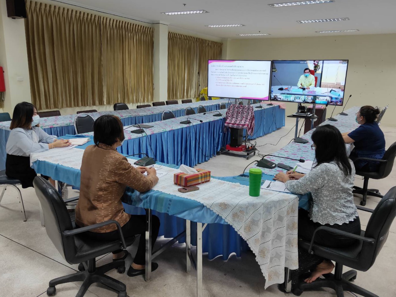 พช.หนองคาย ร่วมรับชม การประชุมชี้แจง เร่งรัด กำกับ ติดตาม การดำเนินงานกองทุนพัฒนาบทบาทสตรี ครั้งที่ 3/2563 ผ่านระบบ Video Conference