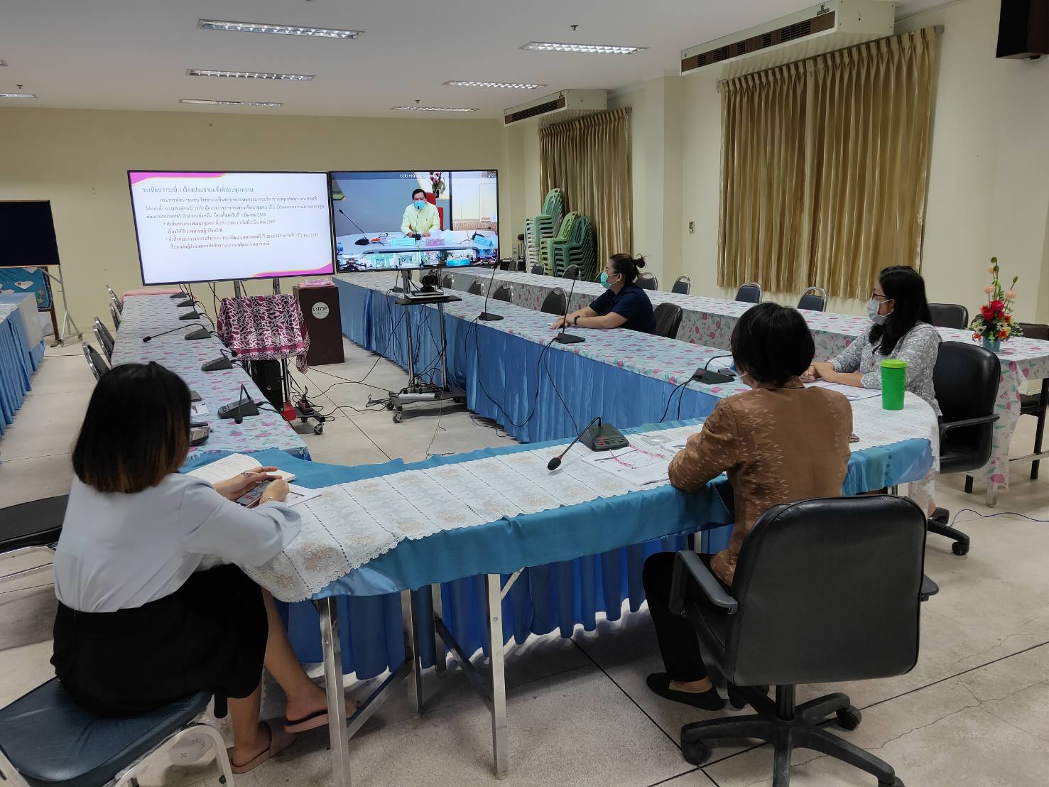 พช.หนองคาย ร่วมรับชม การประชุมชี้แจง เร่งรัด กำกับ ติดตาม การดำเนินงานกองทุนพัฒนาบทบาทสตรี ครั้งที่ 3/2563 ผ่านระบบ Video Conference