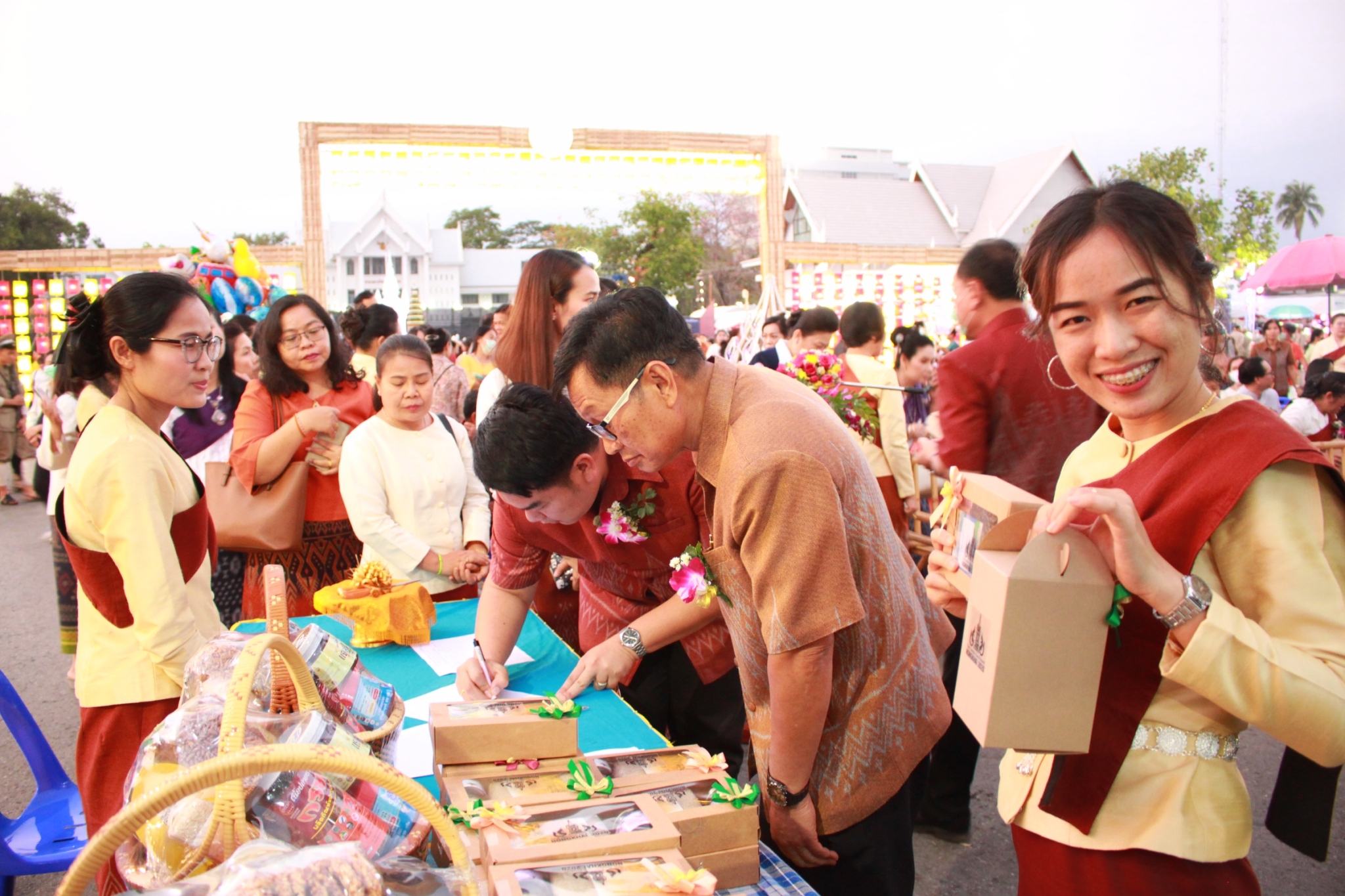 พช.หนองคาย จัดงาน แสดงและจำหน่ายผลิตภัณฑ์ OTOP จังหวัดหนองคาย ในงานฉลองอนุสาวรีย์ปราบฮ่อ ใต้ร่มพระบารมี 193 ปี เมืองหนองคาย และงานกาชาด จังหวัดหนองคาย พ.ศ. 2563