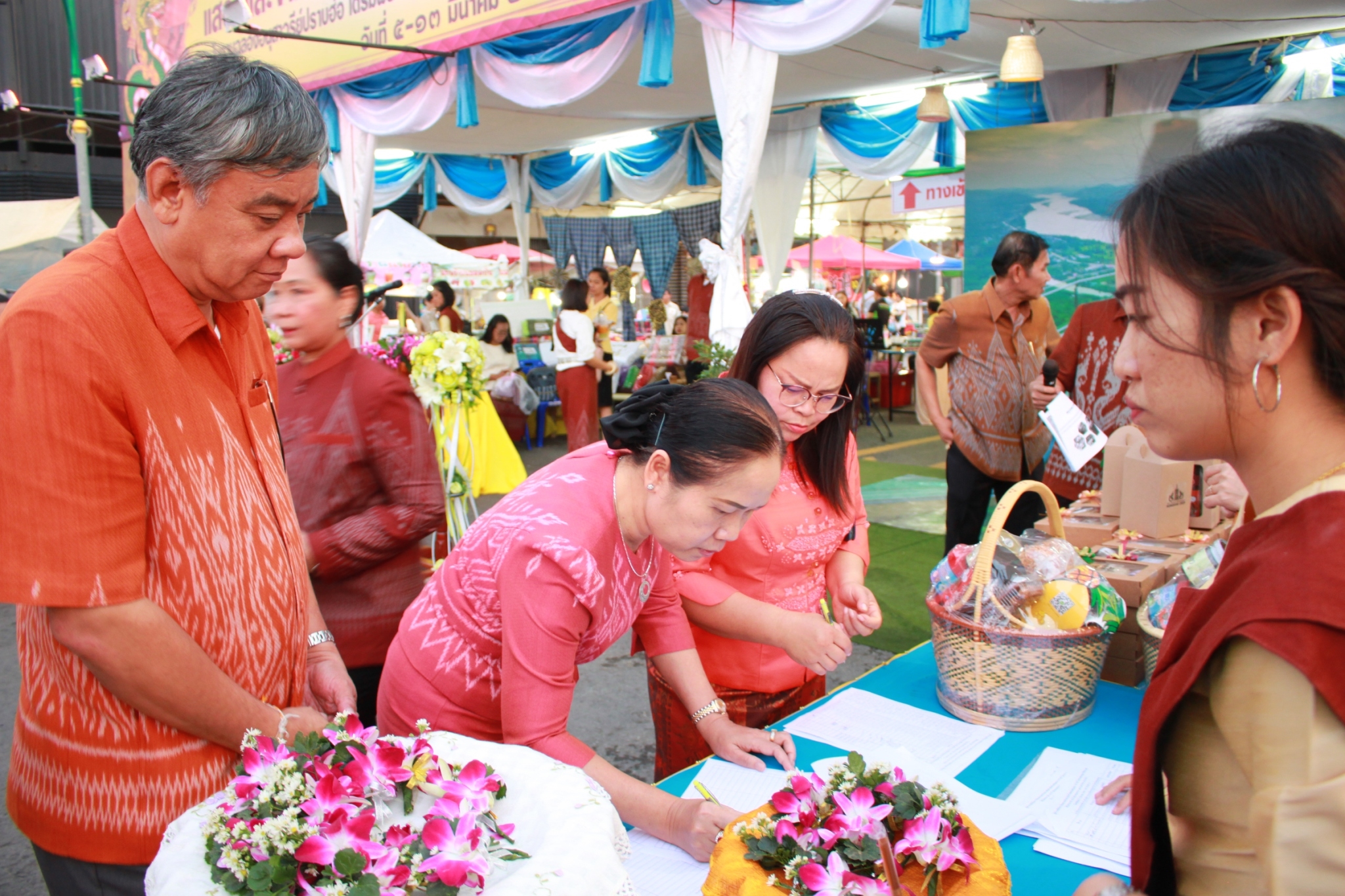 พช.หนองคาย จัดงาน แสดงและจำหน่ายผลิตภัณฑ์ OTOP จังหวัดหนองคาย ในงานฉลองอนุสาวรีย์ปราบฮ่อ ใต้ร่มพระบารมี 193 ปี เมืองหนองคาย และงานกาชาด จังหวัดหนองคาย พ.ศ. 2563