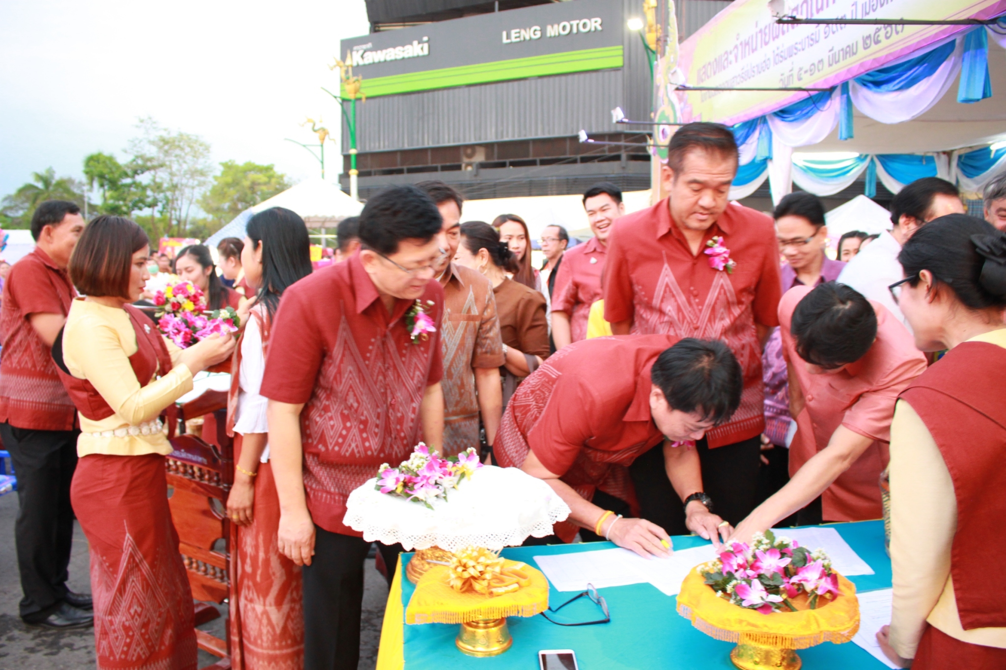 พช.หนองคาย จัดงาน แสดงและจำหน่ายผลิตภัณฑ์ OTOP จังหวัดหนองคาย ในงานฉลองอนุสาวรีย์ปราบฮ่อ ใต้ร่มพระบารมี 193 ปี เมืองหนองคาย และงานกาชาด จังหวัดหนองคาย พ.ศ. 2563