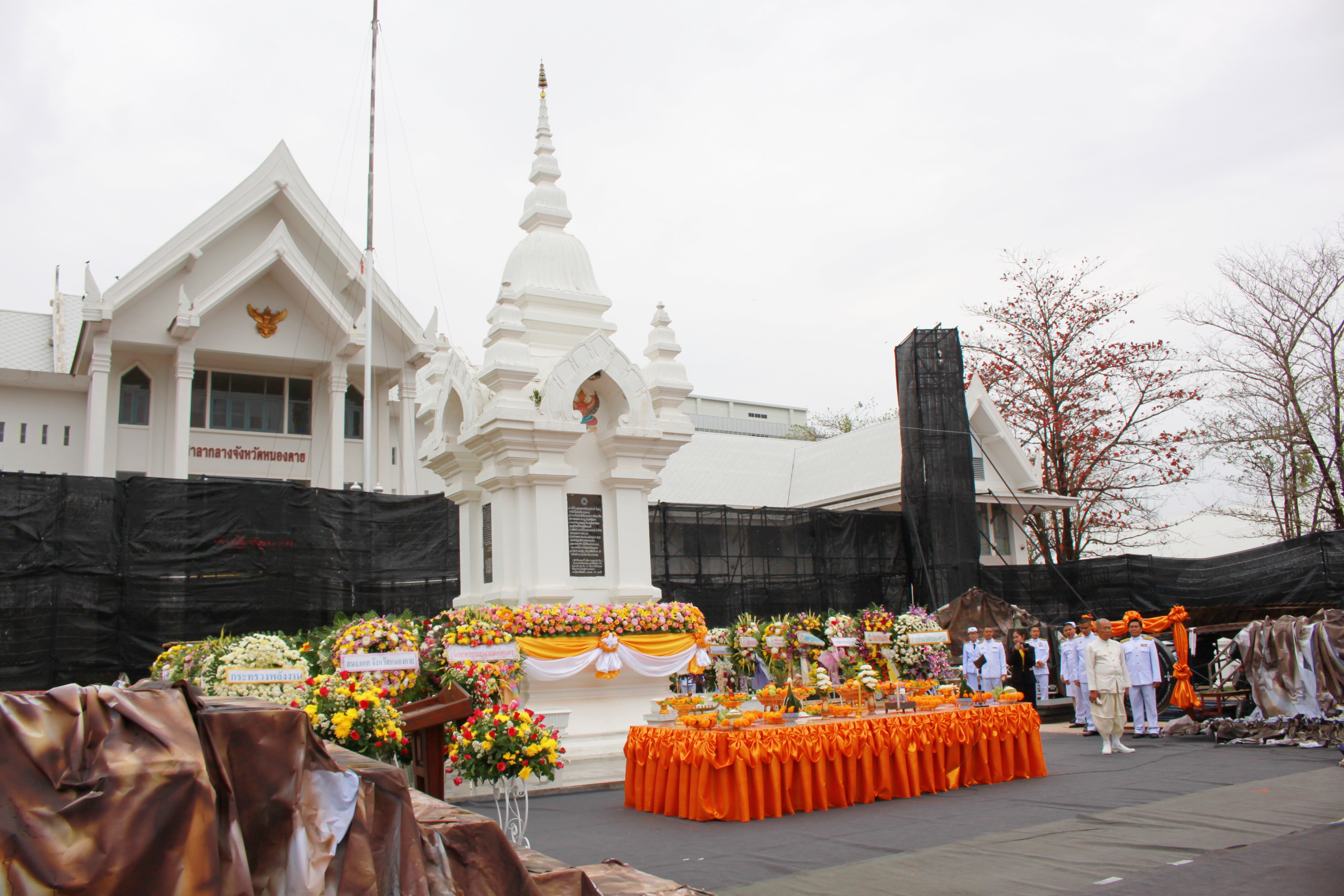 พช.หนองคาย ร่วมพิธีสักการะอนุสาวรีย์ปราบฮ่อ พิธีวางพวงมาลา พร้อมทั้งทำบุญอุทิศส่วนกุศลให้กับวีรชน ในงาน “ฉลองอนุสาวรีย์ปราบฮ่อใต้ร่มพระบารมี 193 ปีเมืองหนองคาย และงานกาชาดพ.ศ. 2563”