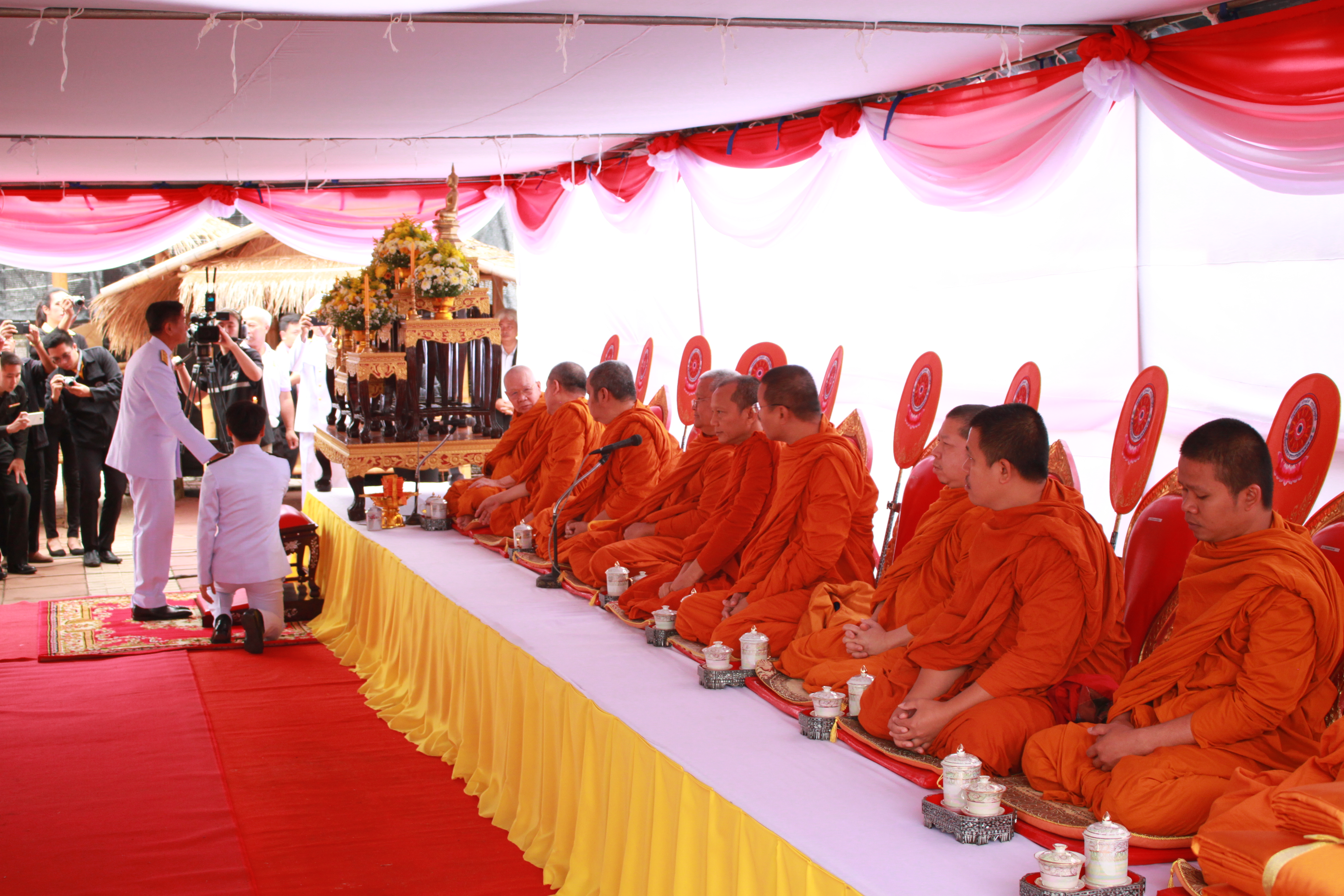 พช.หนองคาย ร่วมพิธีสักการะอนุสาวรีย์ปราบฮ่อ พิธีวางพวงมาลา พร้อมทั้งทำบุญอุทิศส่วนกุศลให้กับวีรชน ในงาน “ฉลองอนุสาวรีย์ปราบฮ่อใต้ร่มพระบารมี 193 ปีเมืองหนองคาย และงานกาชาดพ.ศ. 2563”