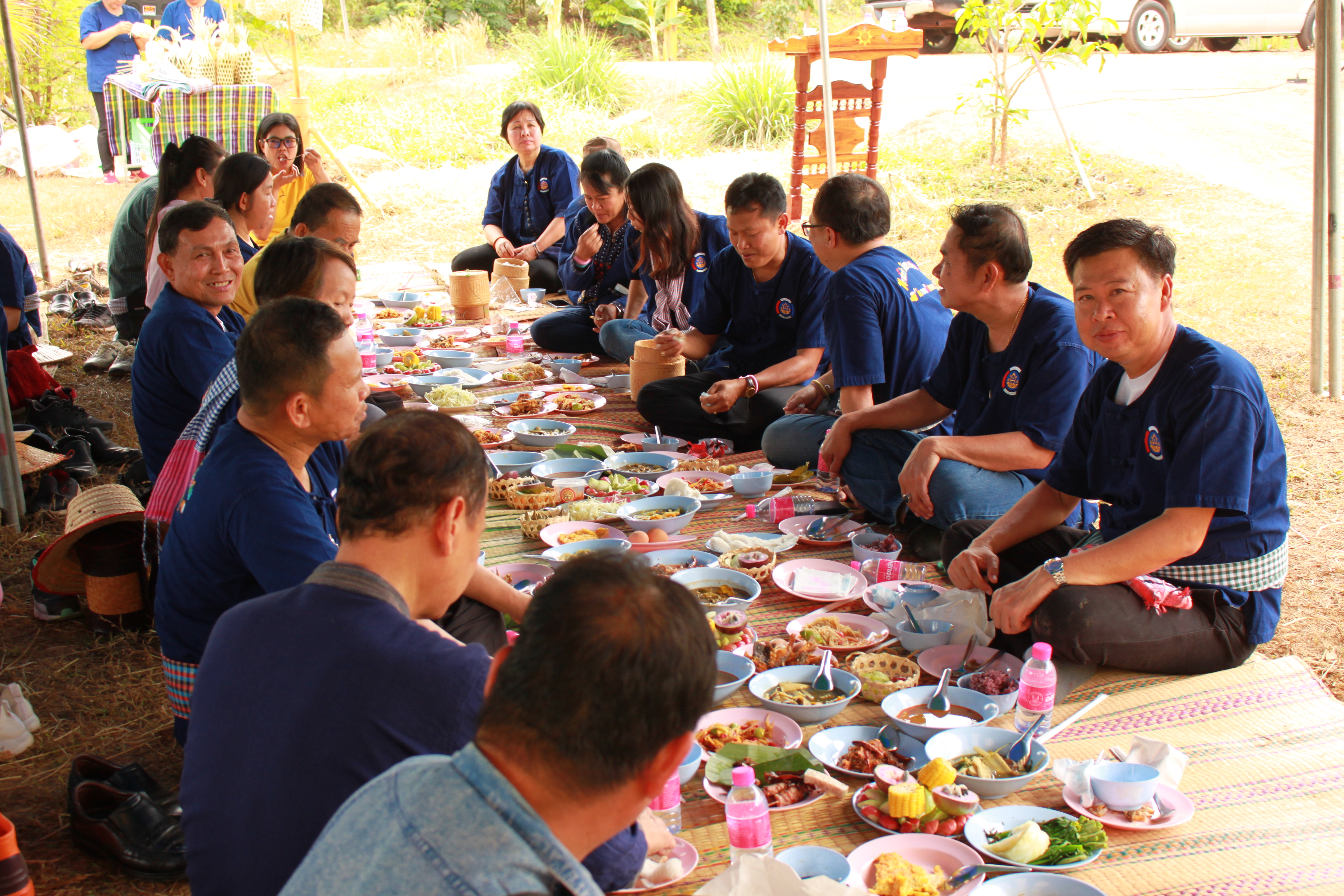 จังหวัดหนองคาย จัดกิจกรรม “พายติ๊บข้าว ไปเอาแฮง แบกบักจกไปขุดดิน” เอามื้อสามัคคี โคก หนอง นา@หนองคาย