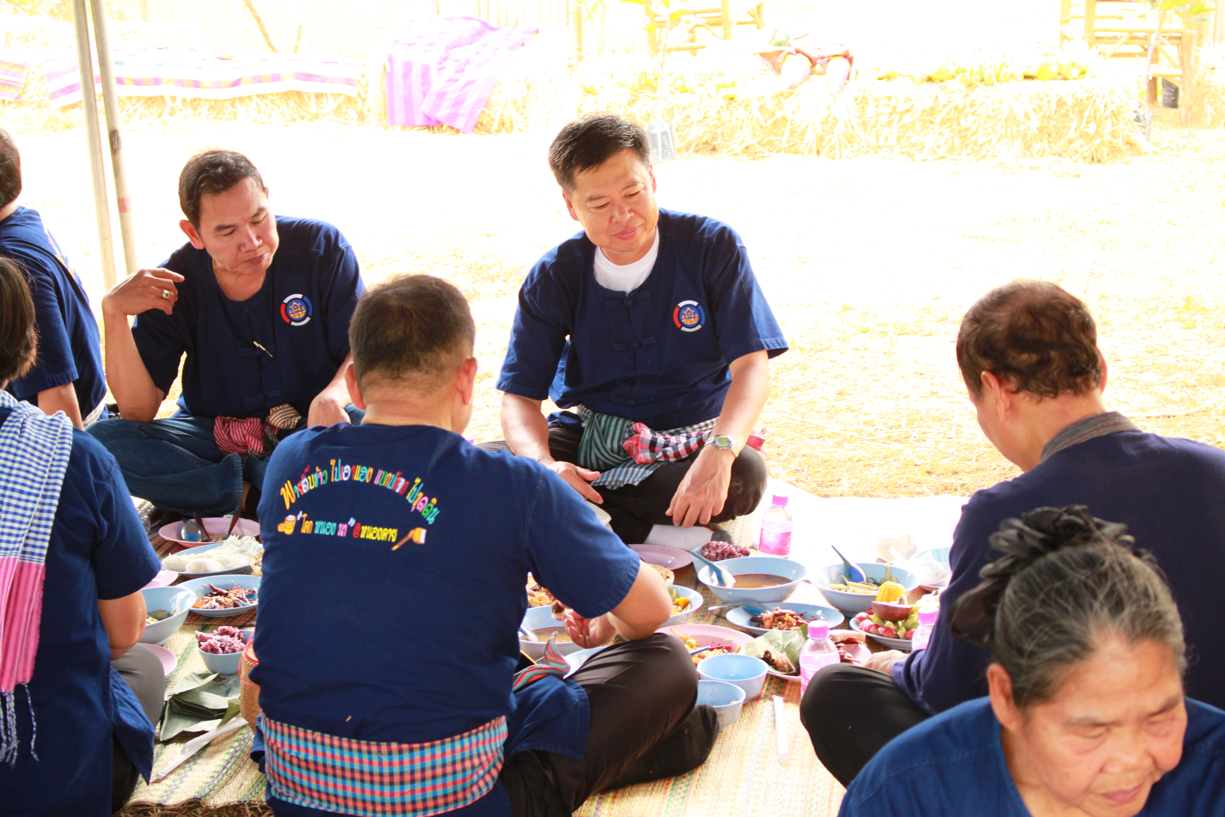 จังหวัดหนองคาย จัดกิจกรรม “พายติ๊บข้าว ไปเอาแฮง แบกบักจกไปขุดดิน” เอามื้อสามัคคี โคก หนอง นา@หนองคาย