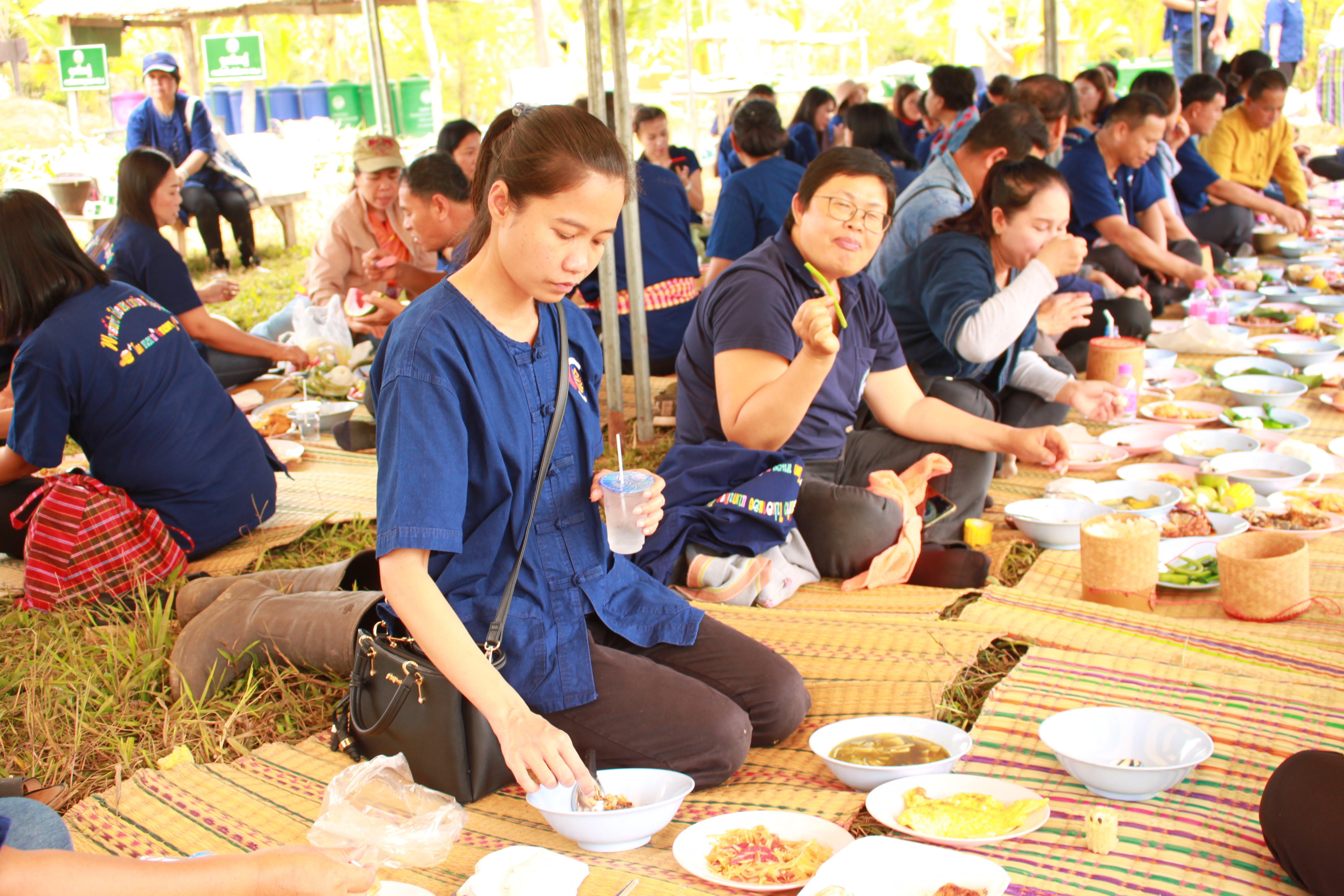 จังหวัดหนองคาย จัดกิจกรรม “พายติ๊บข้าว ไปเอาแฮง แบกบักจกไปขุดดิน” เอามื้อสามัคคี โคก หนอง นา@หนองคาย