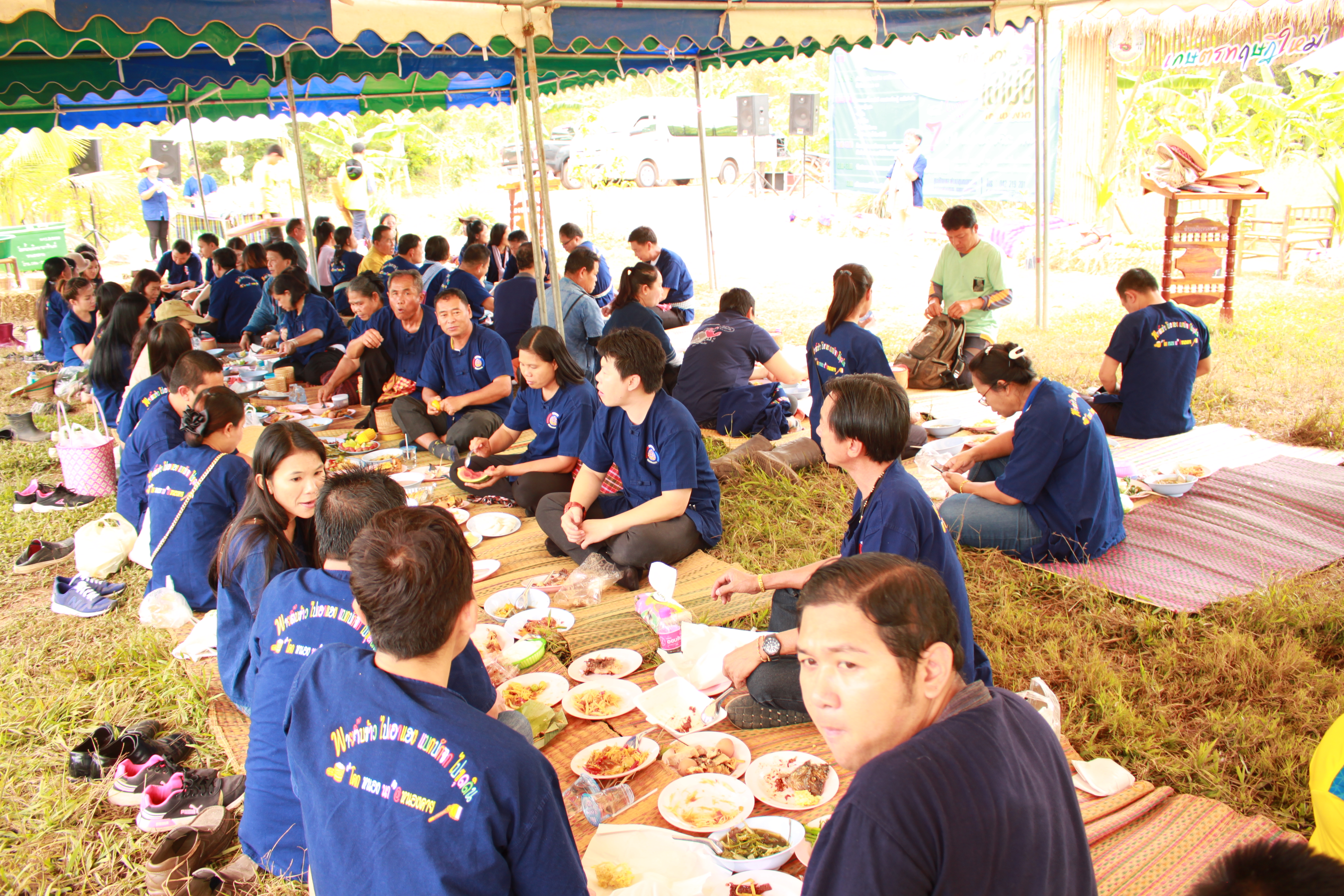 จังหวัดหนองคาย จัดกิจกรรม “พายติ๊บข้าว ไปเอาแฮง แบกบักจกไปขุดดิน” เอามื้อสามัคคี โคก หนอง นา@หนองคาย