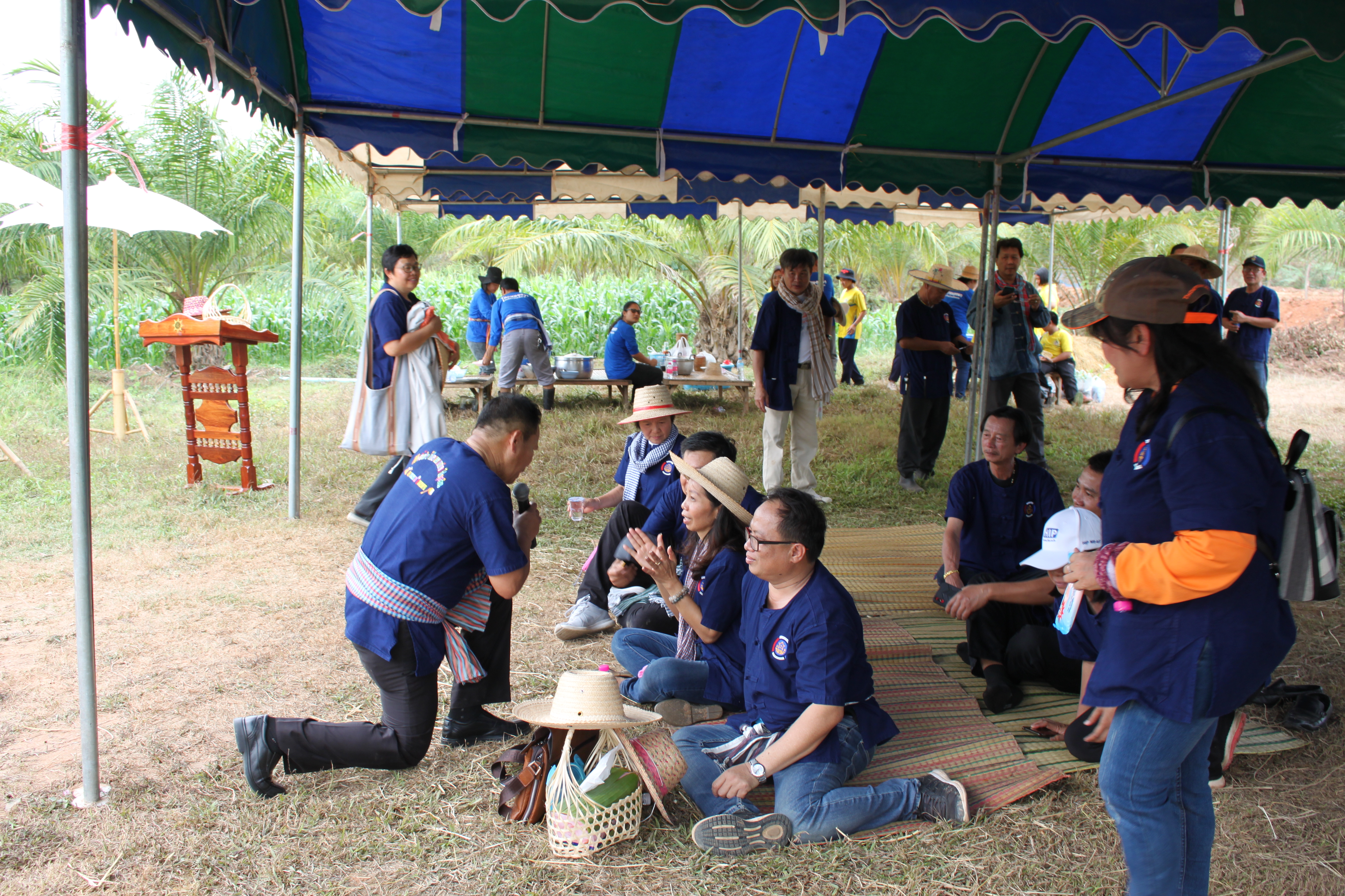 จังหวัดหนองคาย จัดกิจกรรม “พายติ๊บข้าว ไปเอาแฮง แบกบักจกไปขุดดิน” เอามื้อสามัคคี โคก หนอง นา@หนองคาย