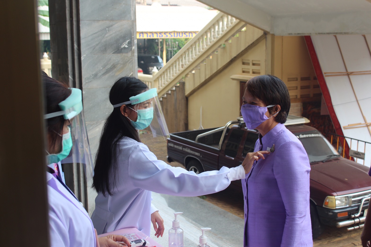 หนองคาย….จัดพิธีทอดผ้าป่าสมทบกองทุนพัฒนาเด็กชนบทฯ ณ วัดโพธิ์ชัย พระอารามหลวง