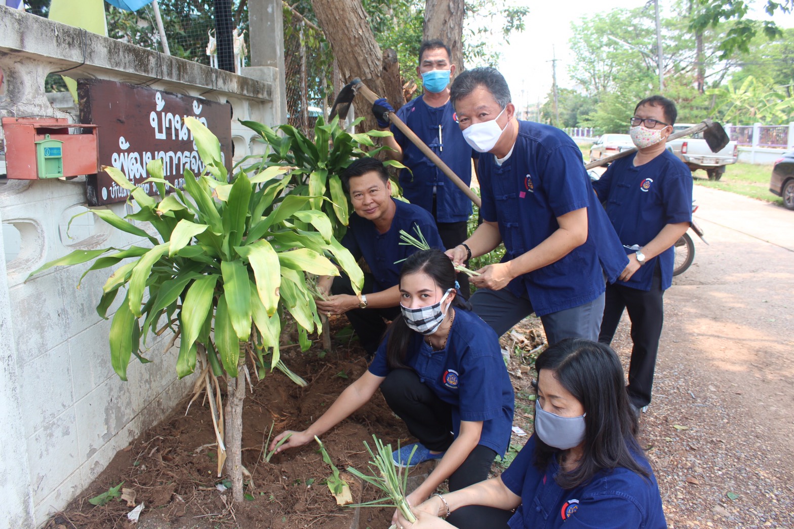พช.หนองคาย ปลูกผักสวนครัว ขับเคลื่อนแผนปฎิบัติการ 90 วัน”