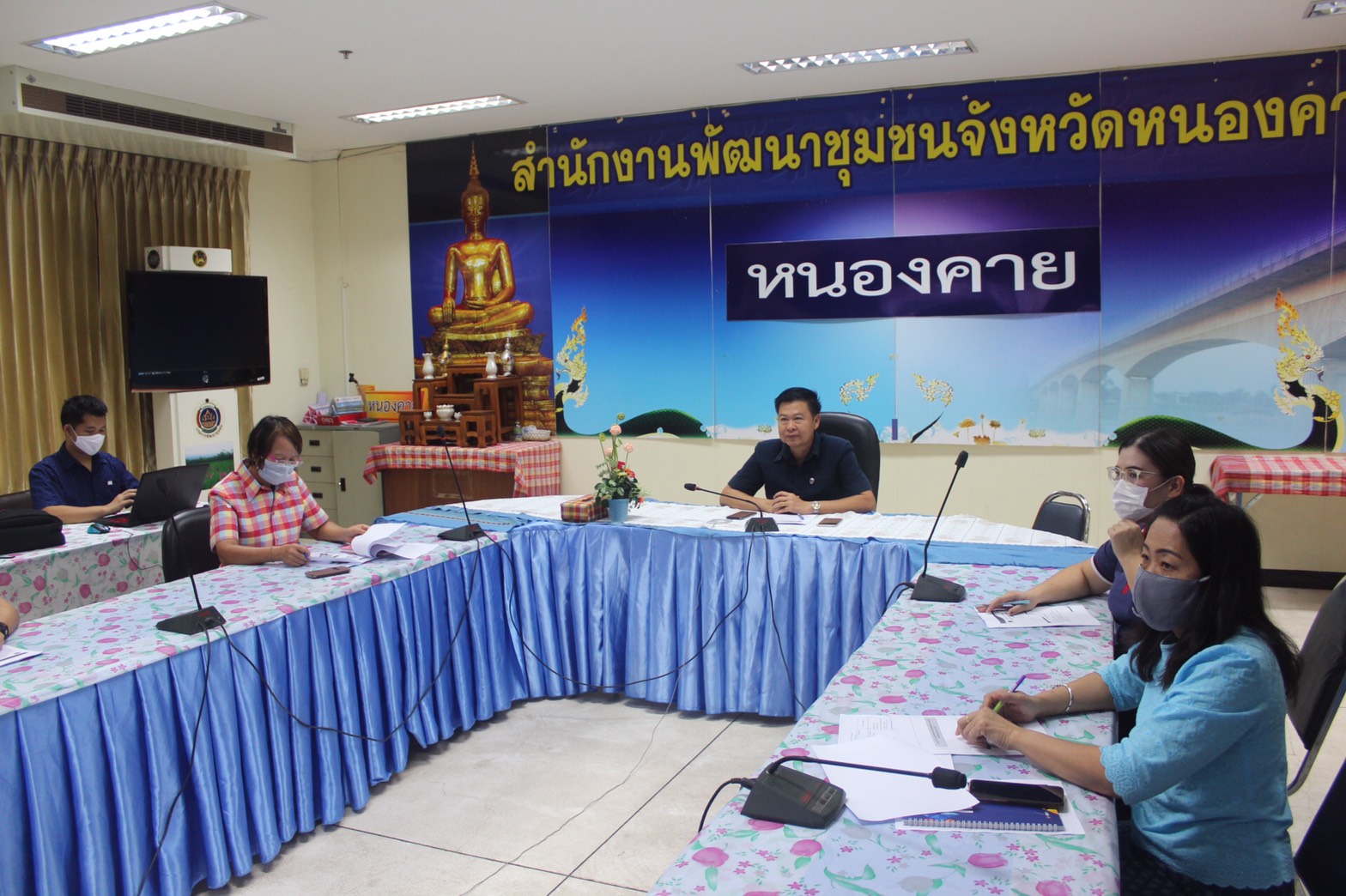 พจ. พร้อมทีมงาน ร่วมประชุมชี้แจง เร่งรัด กำกับ ติดตาม การดำเนินงานกองทุนพัฒนาบทบาทสตรี ครั้งที่ 4/2563 ผ่านระบบ Video conference