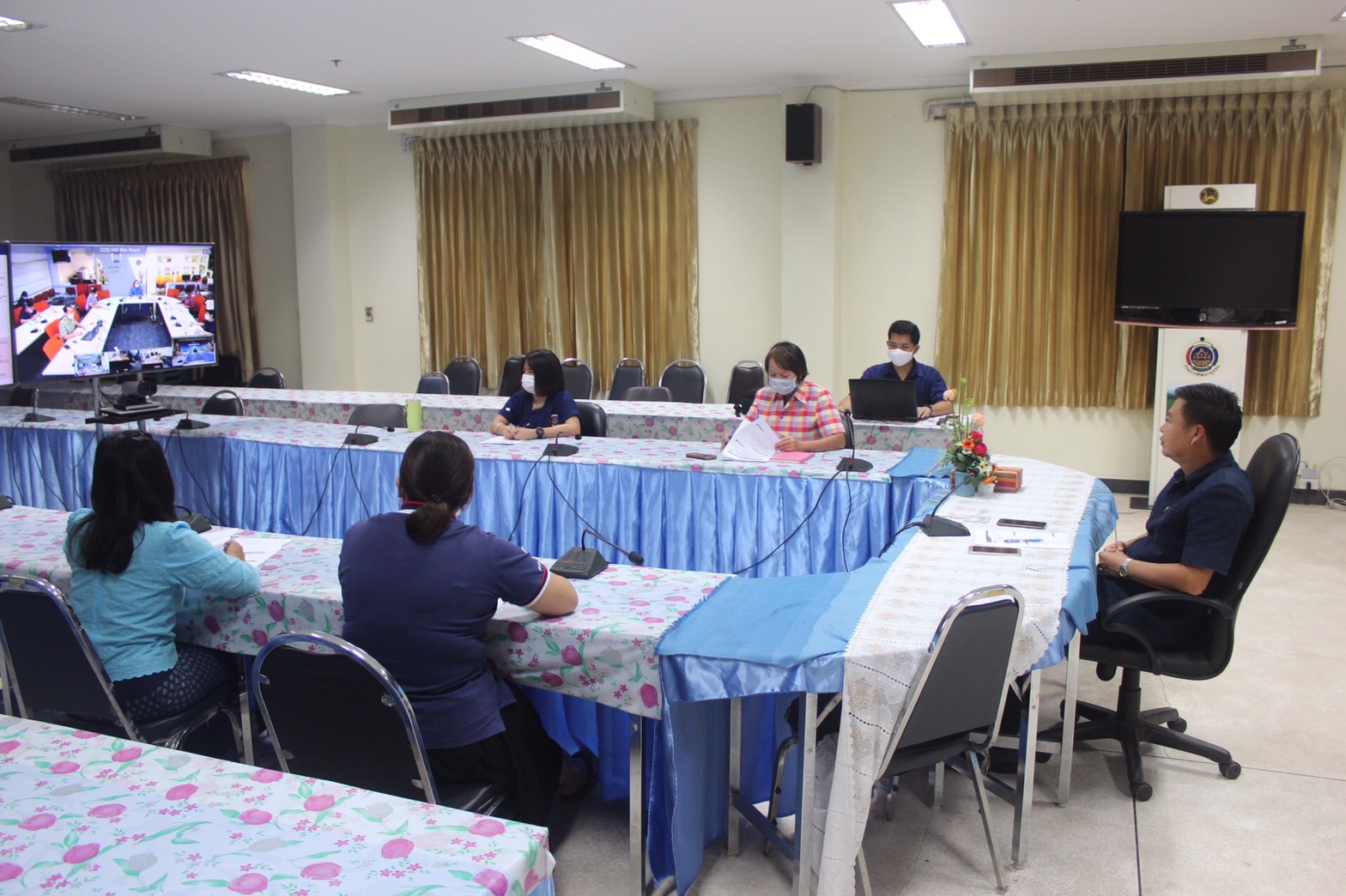 พจ. พร้อมทีมงาน ร่วมประชุมชี้แจง เร่งรัด กำกับ ติดตาม การดำเนินงานกองทุนพัฒนาบทบาทสตรี ครั้งที่ 4/2563 ผ่านระบบ Video conference