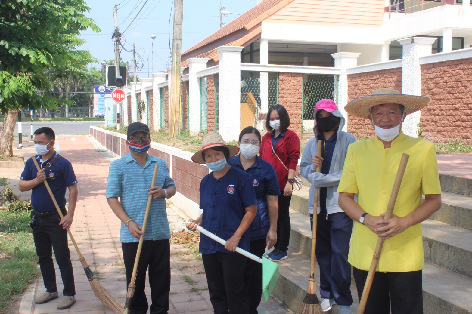 พช.หนองคาย ร่วมกิจกรรมตามแผนปฏิบัติงานโครงการบ้านสวย เมืองงาม “หนองคายเมืองท่องเที่ยวและน่าอยู่ ริมฝั่งโขง” ณ บริเวณหน้าศูนย์ OTOP จังหวัดหนองคาย