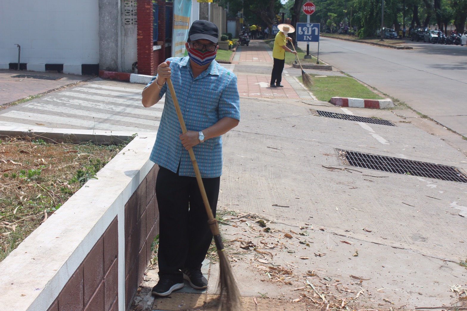 พช.หนองคาย ร่วมกิจกรรมตามแผนปฏิบัติงานโครงการบ้านสวย เมืองงาม “หนองคายเมืองท่องเที่ยวและน่าอยู่ ริมฝั่งโขง” ณ บริเวณหน้าศูนย์ OTOP จังหวัดหนองคาย