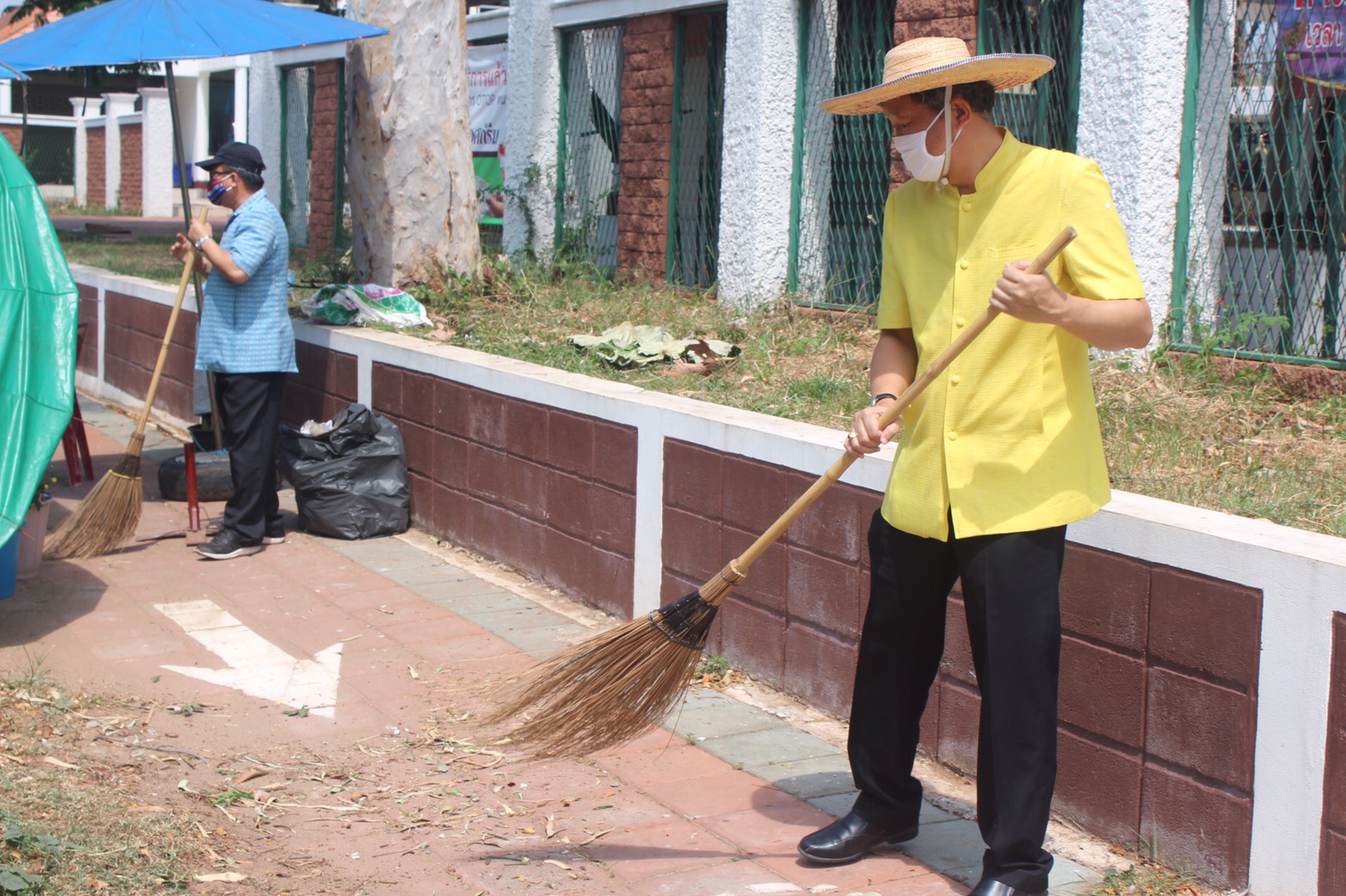 พช.หนองคาย ร่วมกิจกรรมตามแผนปฏิบัติงานโครงการบ้านสวย เมืองงาม “หนองคายเมืองท่องเที่ยวและน่าอยู่ ริมฝั่งโขง” ณ บริเวณหน้าศูนย์ OTOP จังหวัดหนองคาย