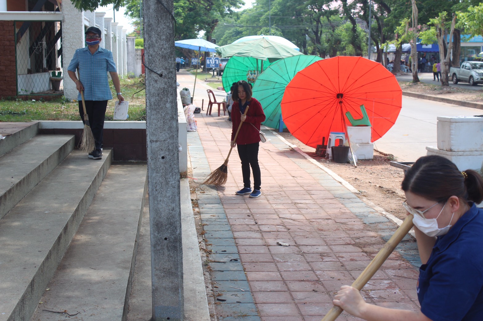 พช.หนองคาย ร่วมกิจกรรมตามแผนปฏิบัติงานโครงการบ้านสวย เมืองงาม “หนองคายเมืองท่องเที่ยวและน่าอยู่ ริมฝั่งโขง” ณ บริเวณหน้าศูนย์ OTOP จังหวัดหนองคาย