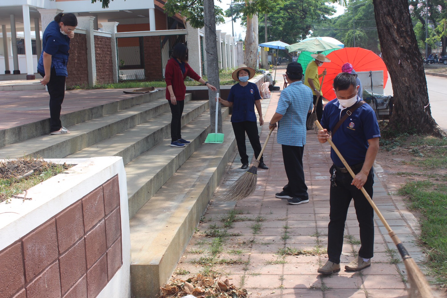 พช.หนองคาย ร่วมกิจกรรมตามแผนปฏิบัติงานโครงการบ้านสวย เมืองงาม “หนองคายเมืองท่องเที่ยวและน่าอยู่ ริมฝั่งโขง” ณ บริเวณหน้าศูนย์ OTOP จังหวัดหนองคาย