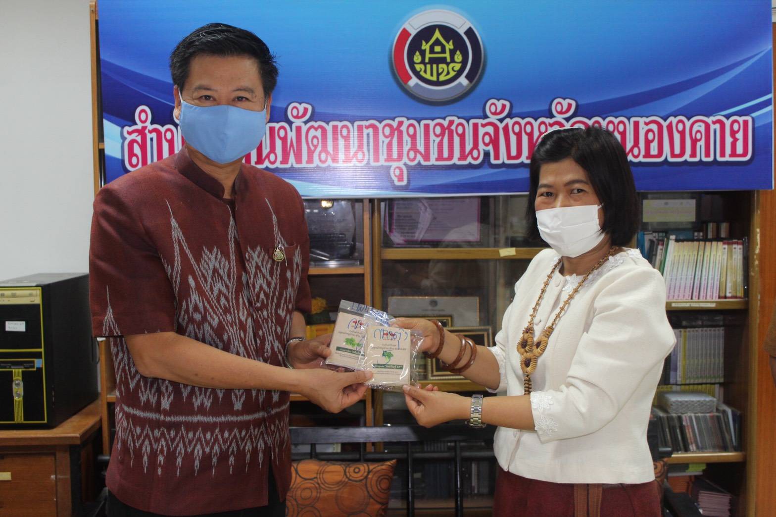 พจ.หนองคาย ส่งมอบเมล็ดพันธุ์ผัก ตราศรแดง แก่พัฒนาการอำเภอ เพื่อนำไปแจกจ่ายต่อไป