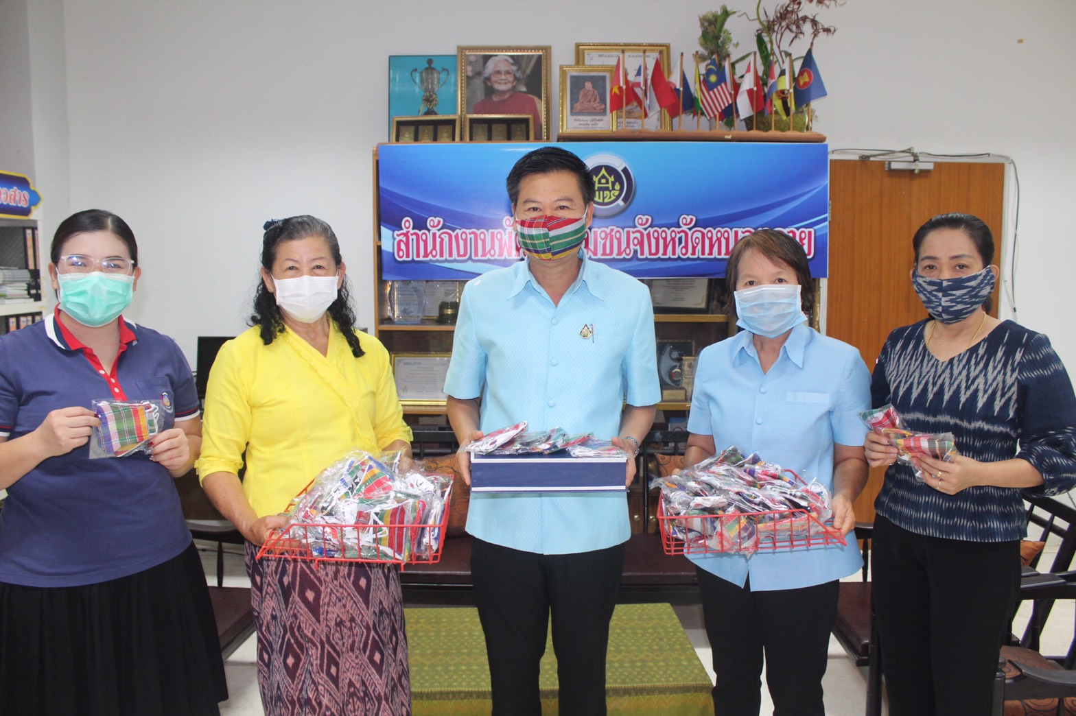 นายไพโรจน์ โสภาพร พัฒนาการจังหวัดหนองคาย รับมอบหน้ากากอนามัยสู้ภัย COVID-19 จากคณะกรรมการพัฒนาสตรีอำเภอโพธิ์ตาก (กพสอ.โพธิ์ตาก)