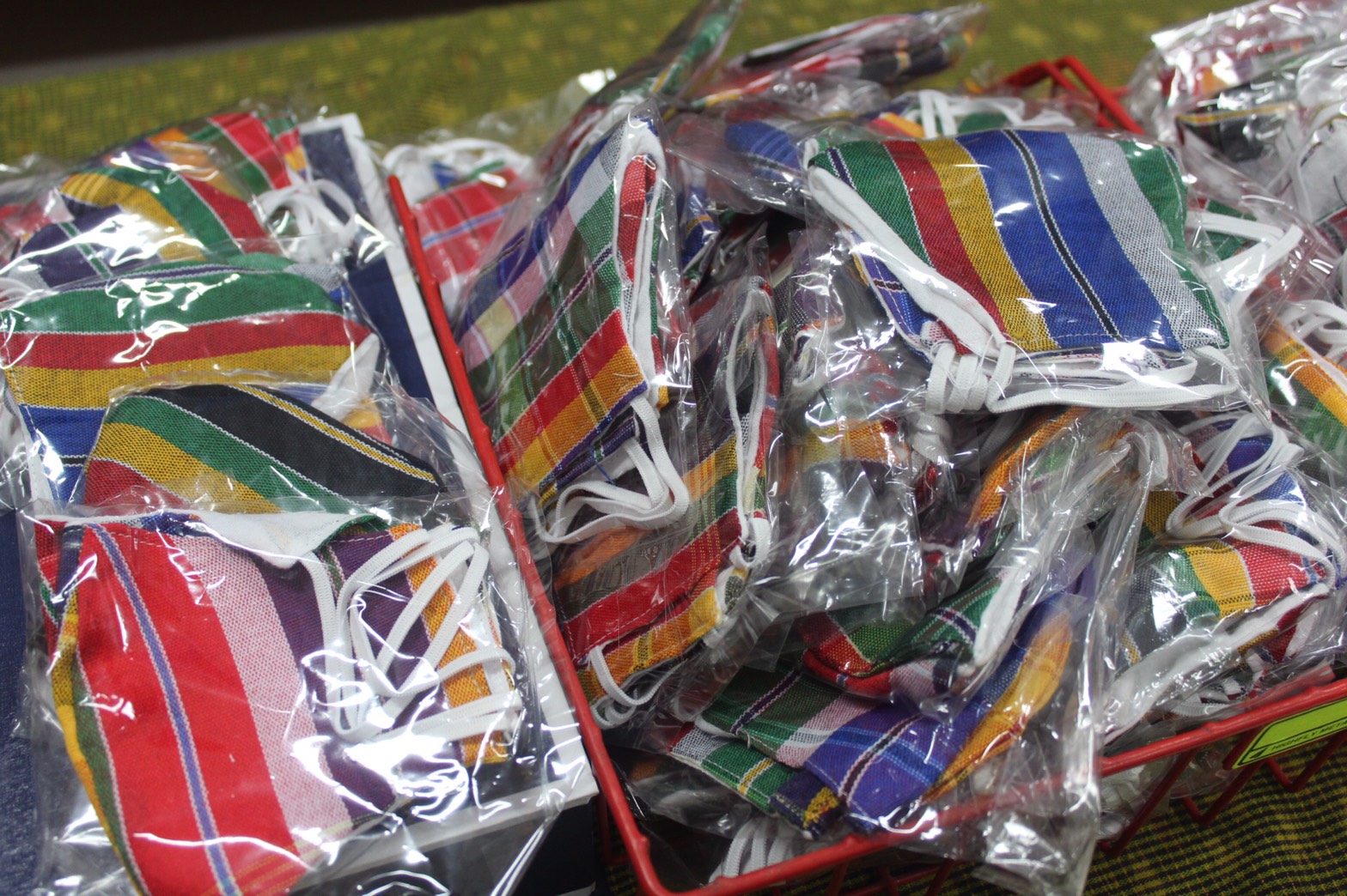 นายไพโรจน์ โสภาพร พัฒนาการจังหวัดหนองคาย รับมอบหน้ากากอนามัยสู้ภัย COVID-19 จากคณะกรรมการพัฒนาสตรีอำเภอโพธิ์ตาก (กพสอ.โพธิ์ตาก)