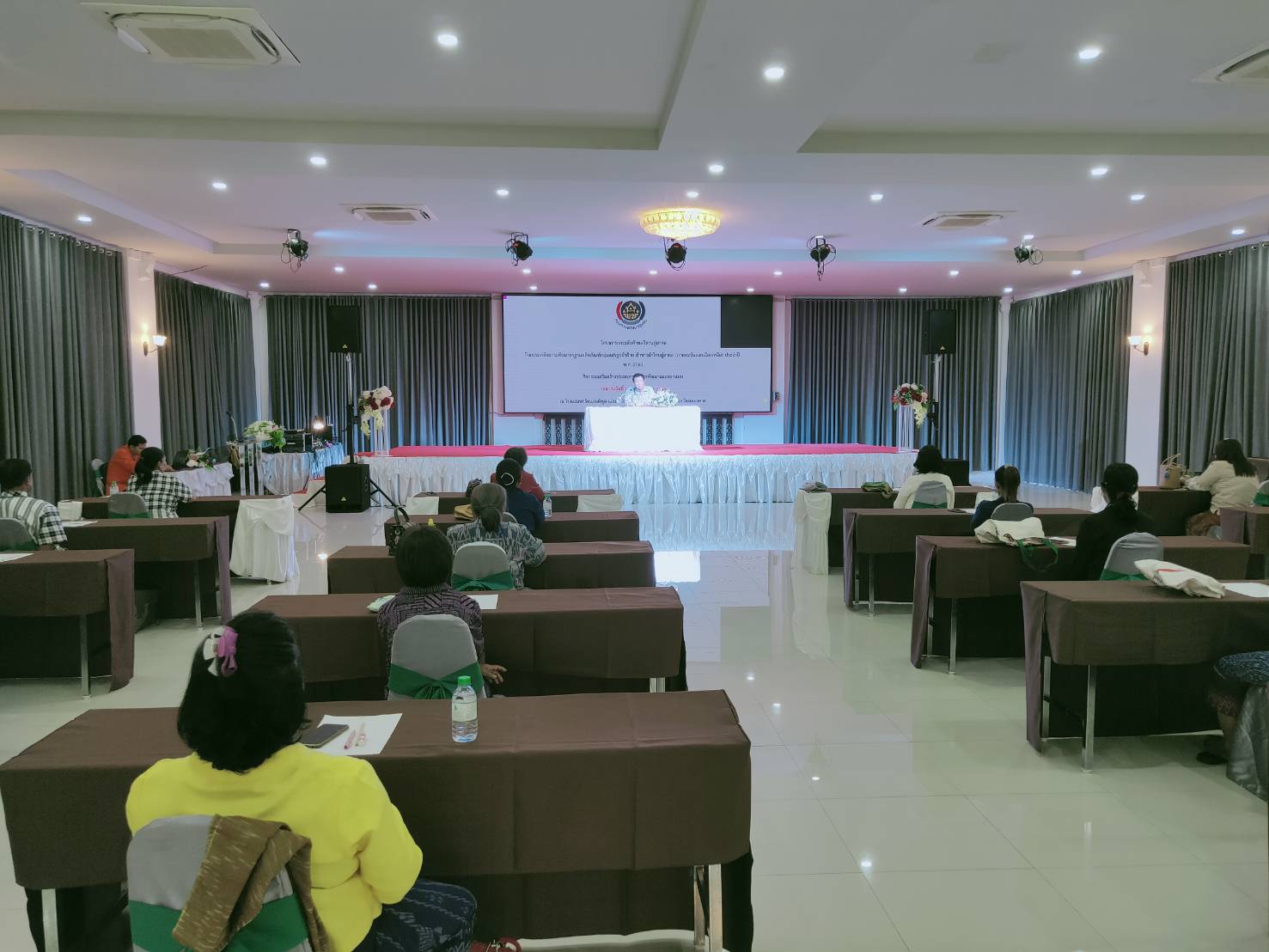 พช.หนองคาย จัด โครงการยกระดับผ้าทออีสานสู่สากล กิจกรรมหลักยกระดับมาตรฐานผลิตภัณฑ์กลุ่มแปรรูปผ้าฝ้าย ผ้าขาวม้าไทยสู่สากล (ภาคตะวันออกเฉียงเหนือ) ประจำปี พ.ศ. 2563 กิจกรรมเสริมสร้างประสบการณ์การพัฒนาและออกแบบ