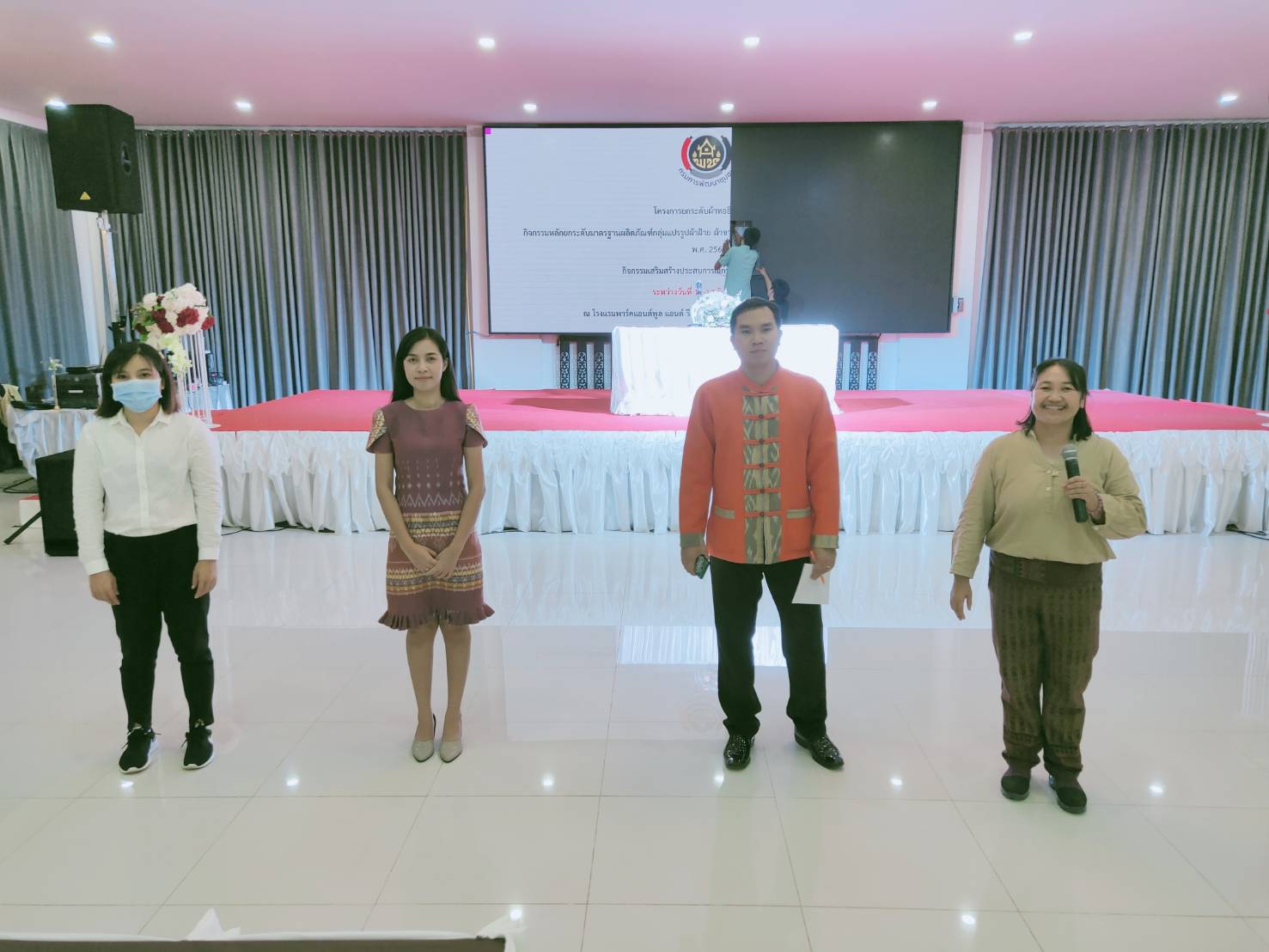 พช.หนองคาย จัด โครงการยกระดับผ้าทออีสานสู่สากล กิจกรรมหลักยกระดับมาตรฐานผลิตภัณฑ์กลุ่มแปรรูปผ้าฝ้าย ผ้าขาวม้าไทยสู่สากล (ภาคตะวันออกเฉียงเหนือ) ประจำปี พ.ศ. 2563 กิจกรรมเสริมสร้างประสบการณ์การพัฒนาและออกแบบ