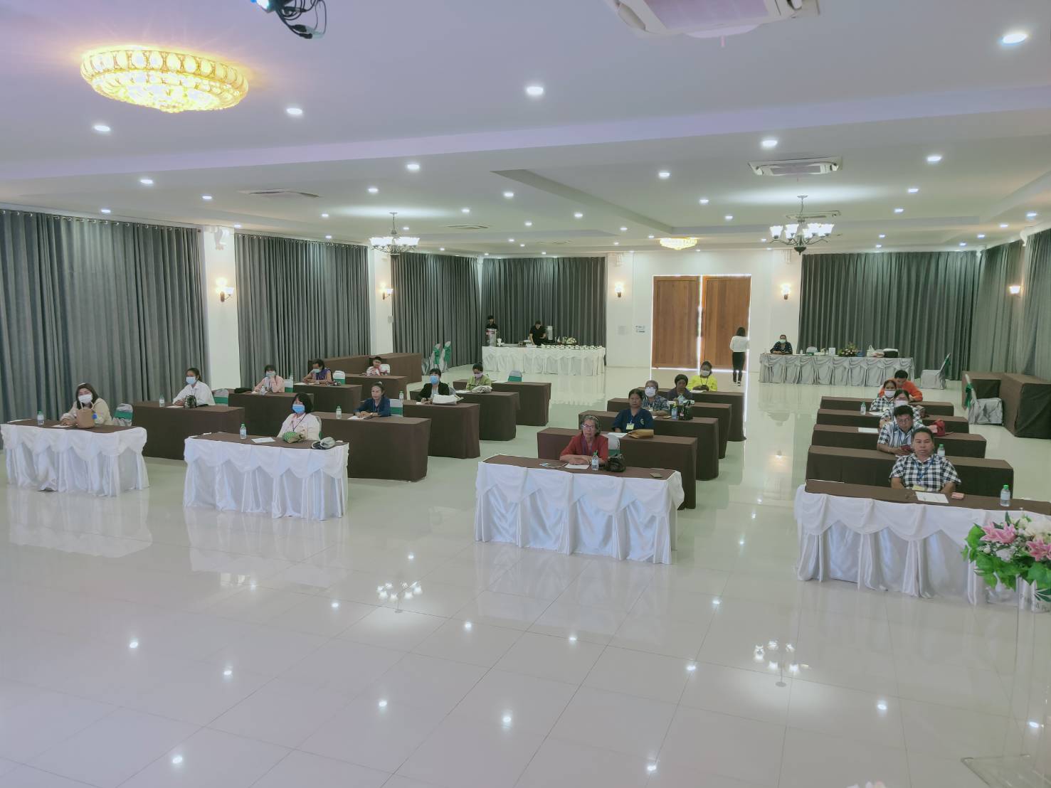 พช.หนองคาย จัด โครงการยกระดับผ้าทออีสานสู่สากล กิจกรรมหลักยกระดับมาตรฐานผลิตภัณฑ์กลุ่มแปรรูปผ้าฝ้าย ผ้าขาวม้าไทยสู่สากล (ภาคตะวันออกเฉียงเหนือ) ประจำปี พ.ศ. 2563 กิจกรรมเสริมสร้างประสบการณ์การพัฒนาและออกแบบ