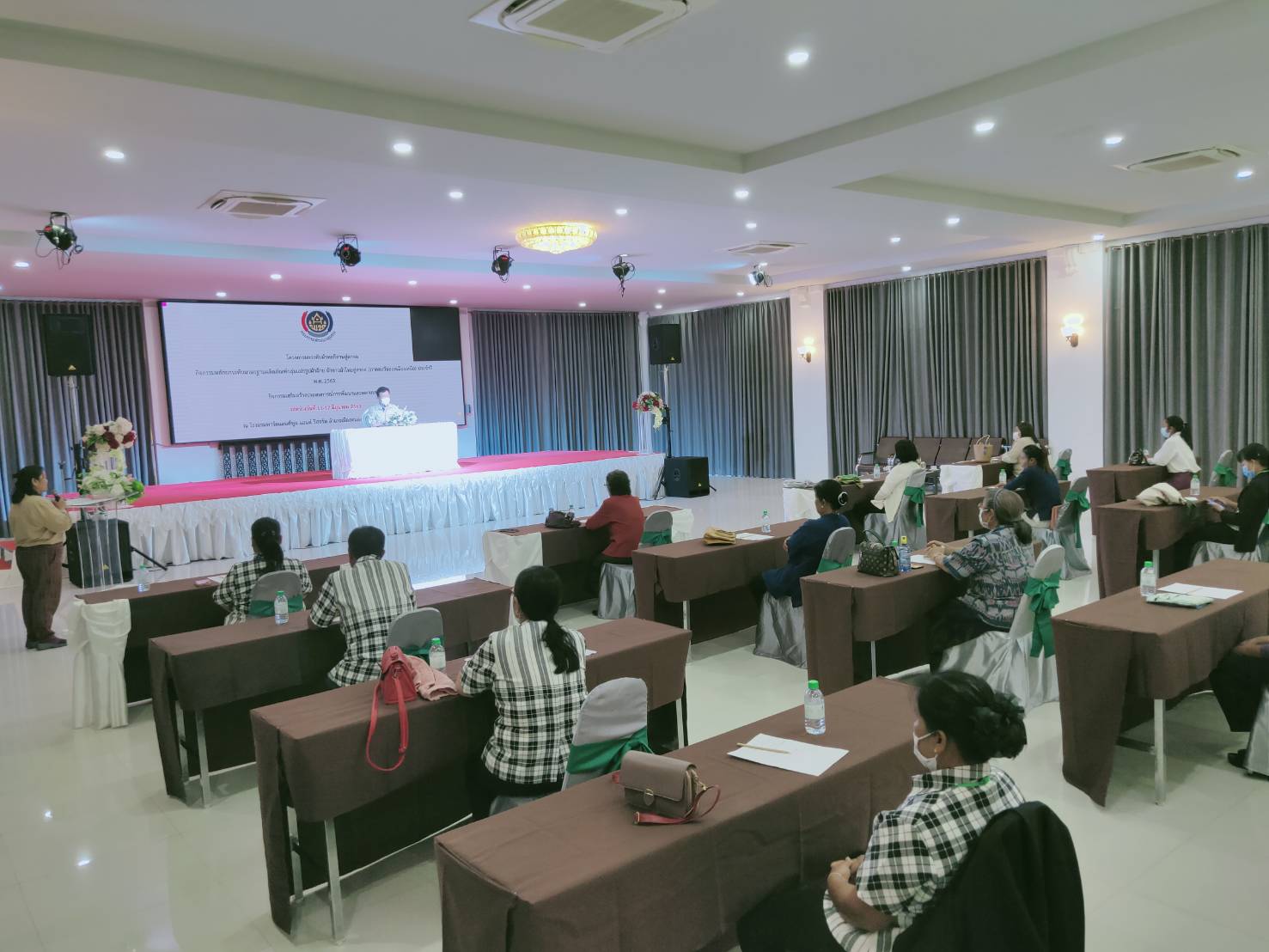 พช.หนองคาย จัด โครงการยกระดับผ้าทออีสานสู่สากล กิจกรรมหลักยกระดับมาตรฐานผลิตภัณฑ์กลุ่มแปรรูปผ้าฝ้าย ผ้าขาวม้าไทยสู่สากล (ภาคตะวันออกเฉียงเหนือ) ประจำปี พ.ศ. 2563 กิจกรรมเสริมสร้างประสบการณ์การพัฒนาและออกแบบ