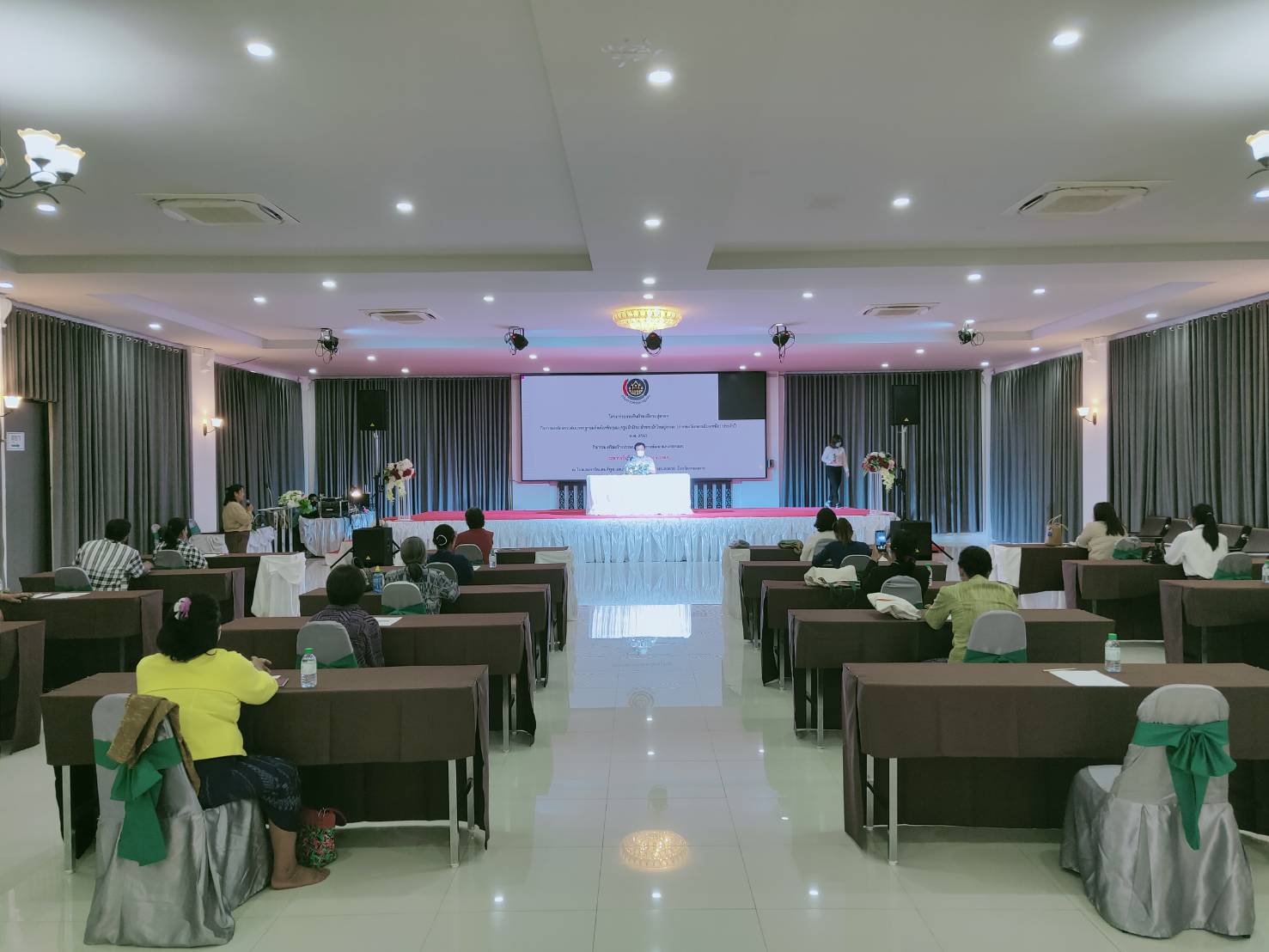 พช.หนองคาย จัด โครงการยกระดับผ้าทออีสานสู่สากล กิจกรรมหลักยกระดับมาตรฐานผลิตภัณฑ์กลุ่มแปรรูปผ้าฝ้าย ผ้าขาวม้าไทยสู่สากล (ภาคตะวันออกเฉียงเหนือ) ประจำปี พ.ศ. 2563 กิจกรรมเสริมสร้างประสบการณ์การพัฒนาและออกแบบ