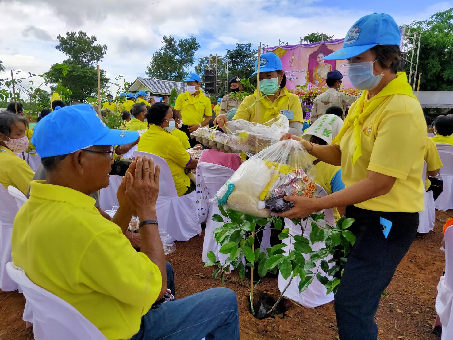 รกท.พจ.หนองคาย ร่วมโครงการรวมพลังสตรีอาสาพัฒนา ปลูกป่าเฉลิมพระเกียรติ เนื่องในโอกาสมหามงคลเฉลิมพระชนมพรรษา 42 พรรษา สมเด็จพระนางเจ้าสุทิดา พัชรสุธาพิมลลักษณ พระบรมราชินี