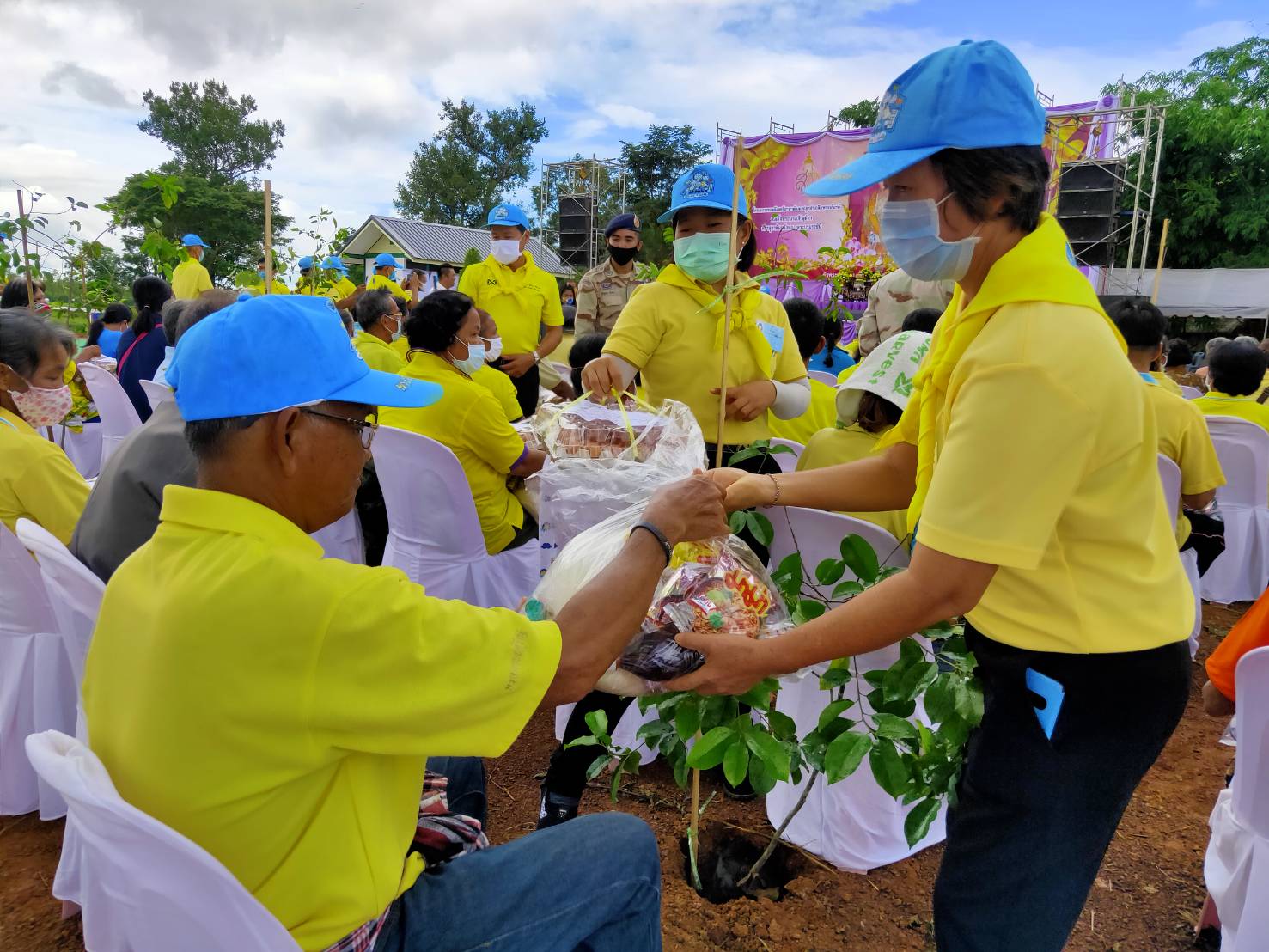 รกท.พจ.หนองคาย ร่วมโครงการรวมพลังสตรีอาสาพัฒนา ปลูกป่าเฉลิมพระเกียรติ เนื่องในโอกาสมหามงคลเฉลิมพระชนมพรรษา 42 พรรษา สมเด็จพระนางเจ้าสุทิดา พัชรสุธาพิมลลักษณ พระบรมราชินี