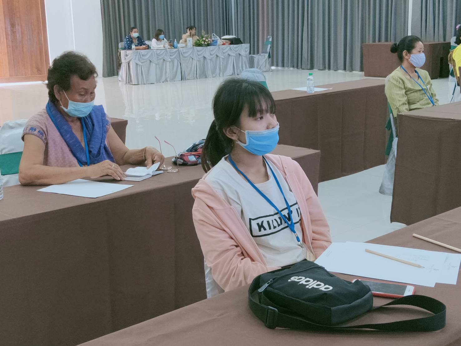 พช.หนองคาย จัด โครงการยกระดับผ้าทออีสานสู่สากล กิจกรรมหลักยกระดับมาตรฐานผลิตภัณฑ์กลุ่มแปรรูปผ้าฝ้าย ผ้าขาวม้าไทยสู่สากล (ภาคตะวันออกเฉียงเหนือ) ประจำปี พ.ศ. 2563 กิจกรรมเสริมสร้างประสบการณ์การพัฒนาและออกแบบ