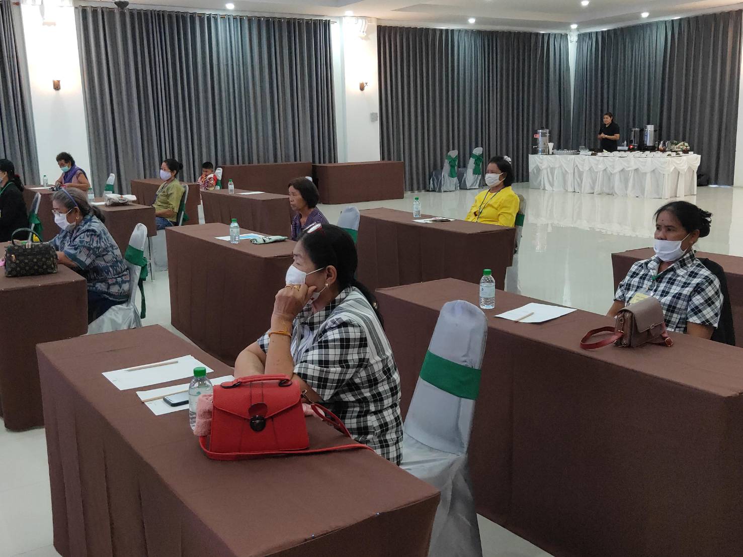 พช.หนองคาย จัด โครงการยกระดับผ้าทออีสานสู่สากล กิจกรรมหลักยกระดับมาตรฐานผลิตภัณฑ์กลุ่มแปรรูปผ้าฝ้าย ผ้าขาวม้าไทยสู่สากล (ภาคตะวันออกเฉียงเหนือ) ประจำปี พ.ศ. 2563 กิจกรรมเสริมสร้างประสบการณ์การพัฒนาและออกแบบ