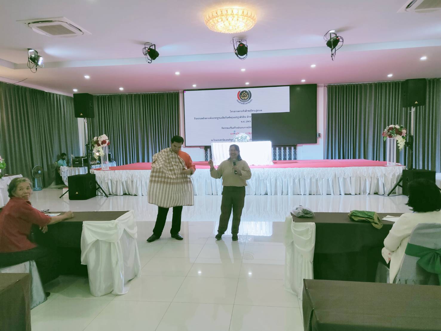 พช.หนองคาย จัด โครงการยกระดับผ้าทออีสานสู่สากล กิจกรรมหลักยกระดับมาตรฐานผลิตภัณฑ์กลุ่มแปรรูปผ้าฝ้าย ผ้าขาวม้าไทยสู่สากล (ภาคตะวันออกเฉียงเหนือ) ประจำปี พ.ศ. 2563 กิจกรรมเสริมสร้างประสบการณ์การพัฒนาและออกแบบ