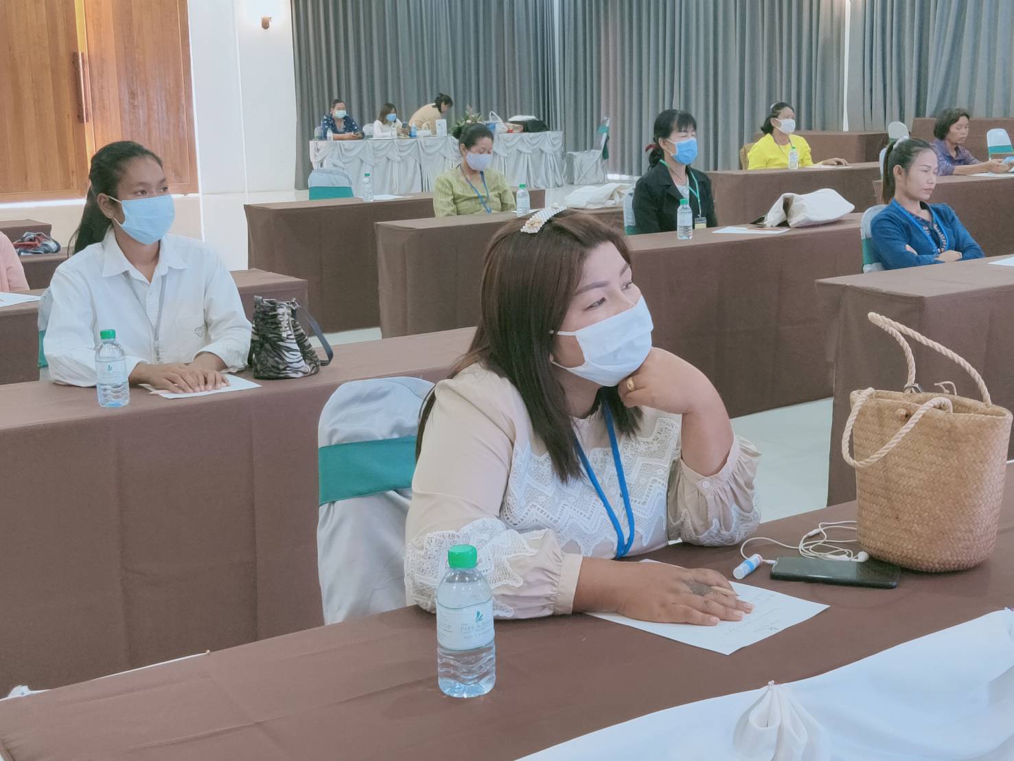 พช.หนองคาย จัด โครงการยกระดับผ้าทออีสานสู่สากล กิจกรรมหลักยกระดับมาตรฐานผลิตภัณฑ์กลุ่มแปรรูปผ้าฝ้าย ผ้าขาวม้าไทยสู่สากล (ภาคตะวันออกเฉียงเหนือ) ประจำปี พ.ศ. 2563 กิจกรรมเสริมสร้างประสบการณ์การพัฒนาและออกแบบ