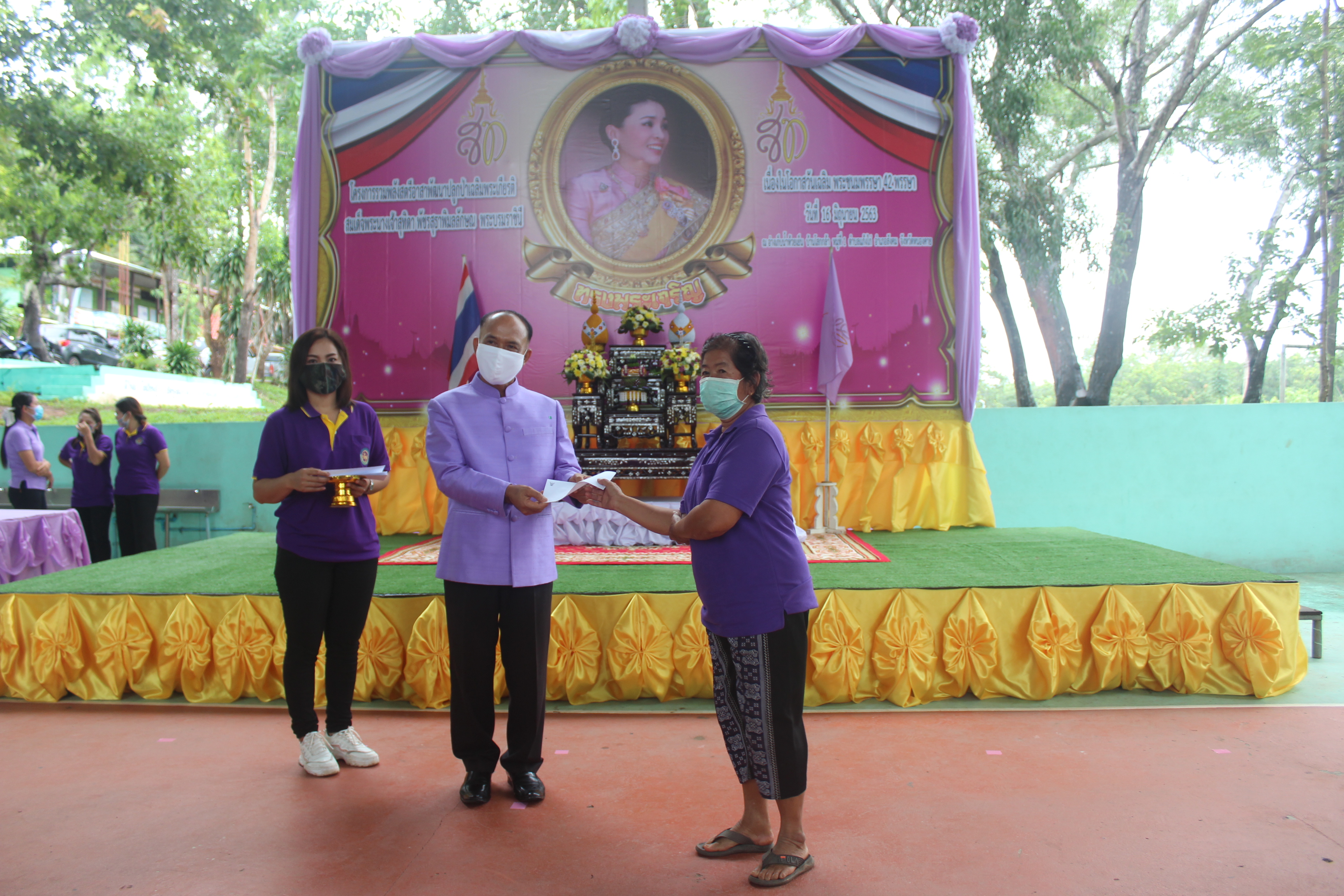 จังหวัดหนองคาย ดำเนินโครงการ “รวมพลังสตรีอาสาพัฒนา ปลูกป่าเฉลิมพระเกียรติ เนื่องในโอกาส วันเฉลิมพระชนมพรรษา สมเด็จพระนางเจ้าสุทิดา พัชรสุธาพิมลลักษณ พระบรมราชินี 3 มิถุนายน 2563 “