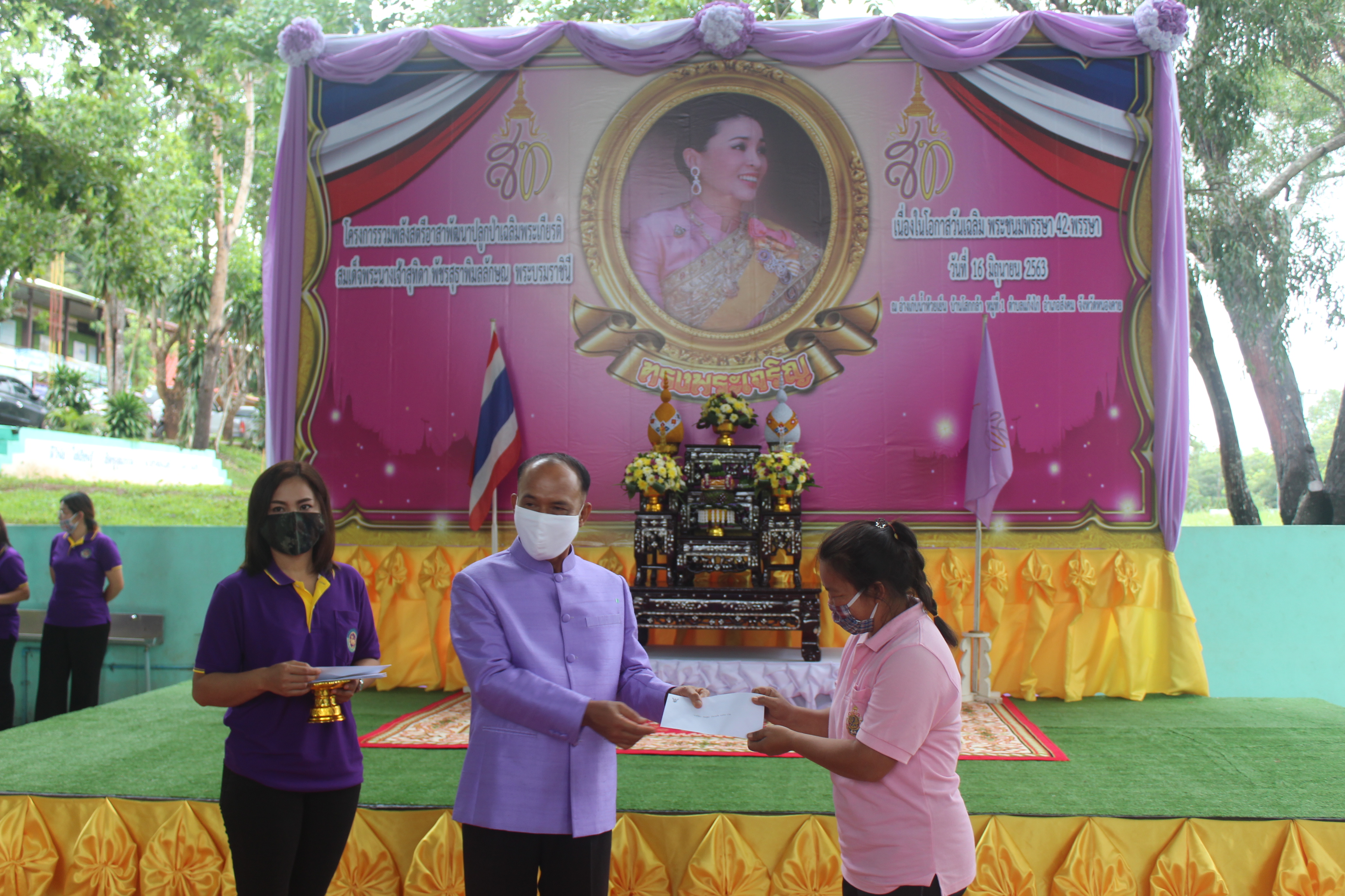 จังหวัดหนองคาย ดำเนินโครงการ “รวมพลังสตรีอาสาพัฒนา ปลูกป่าเฉลิมพระเกียรติ เนื่องในโอกาส วันเฉลิมพระชนมพรรษา สมเด็จพระนางเจ้าสุทิดา พัชรสุธาพิมลลักษณ พระบรมราชินี 3 มิถุนายน 2563 “