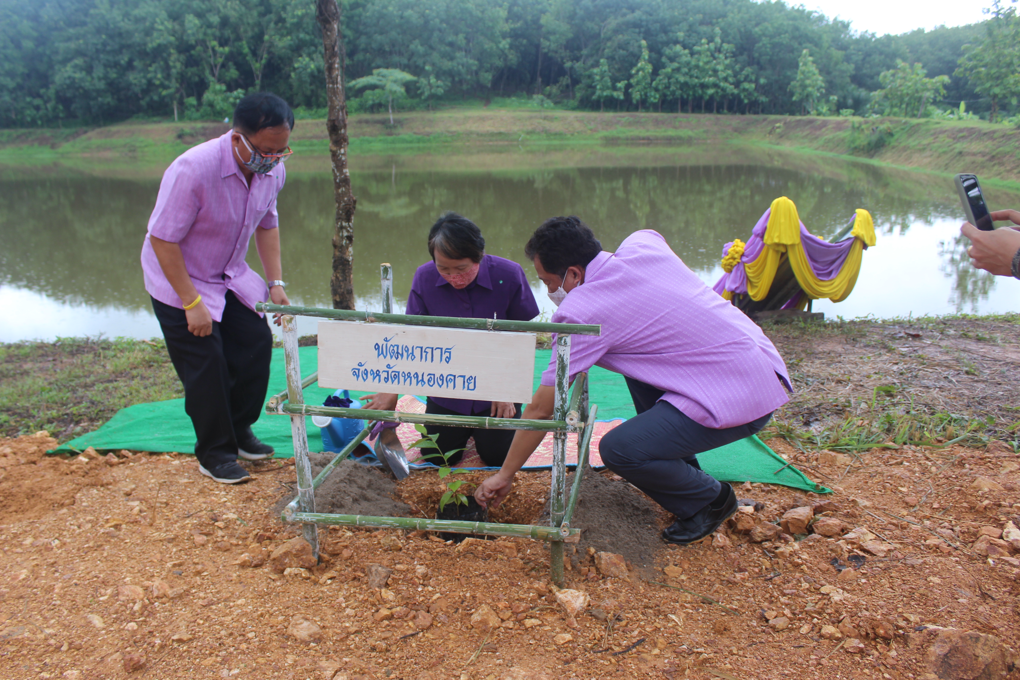 จังหวัดหนองคาย ดำเนินโครงการ “รวมพลังสตรีอาสาพัฒนา ปลูกป่าเฉลิมพระเกียรติ เนื่องในโอกาส วันเฉลิมพระชนมพรรษา สมเด็จพระนางเจ้าสุทิดา พัชรสุธาพิมลลักษณ พระบรมราชินี 3 มิถุนายน 2563 “