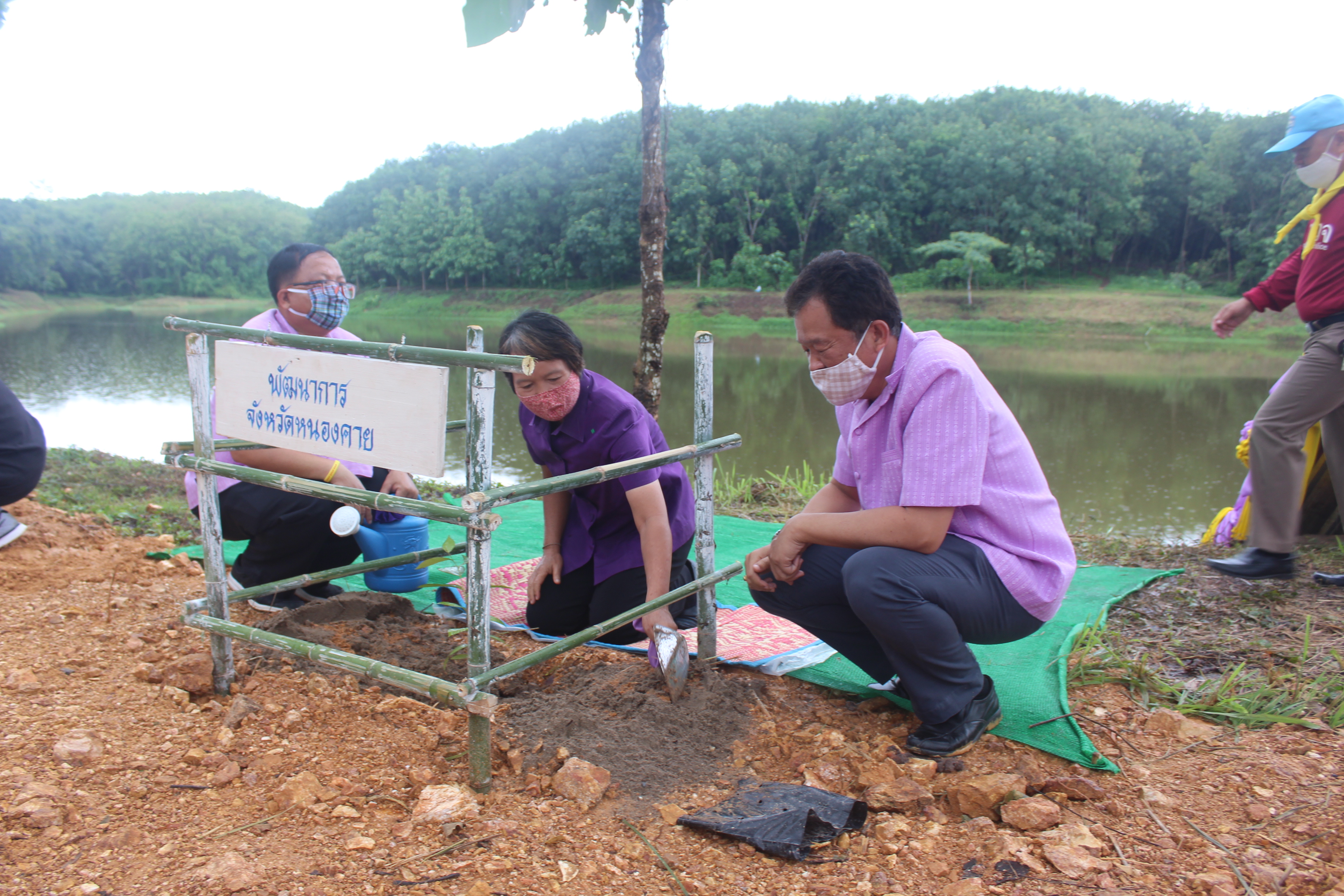 จังหวัดหนองคาย ดำเนินโครงการ “รวมพลังสตรีอาสาพัฒนา ปลูกป่าเฉลิมพระเกียรติ เนื่องในโอกาส วันเฉลิมพระชนมพรรษา สมเด็จพระนางเจ้าสุทิดา พัชรสุธาพิมลลักษณ พระบรมราชินี 3 มิถุนายน 2563 “