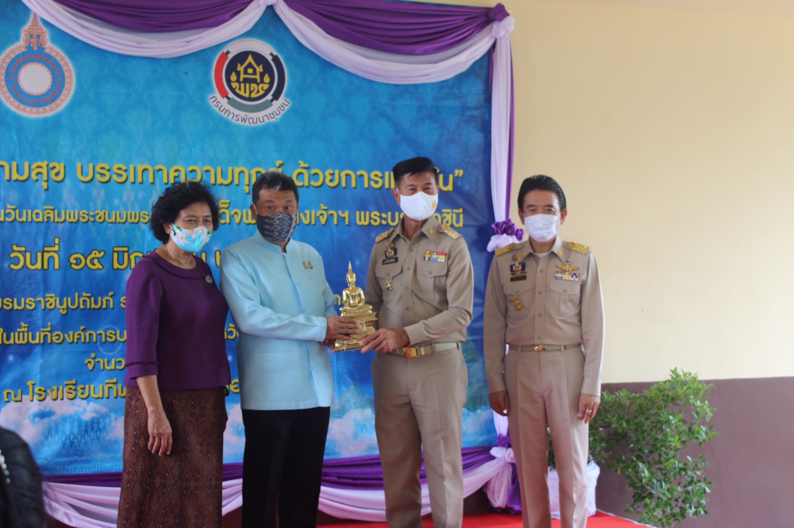ประธานสภาสตรีแห่งชาติในพระบรมราชินูปถัมภ์ มอบถุงยังชีพของสภาสตรีแห่งชาติในพระบรมราชินูปถัมภ์ ตามโครงการ “เติมความสุขบรรเทาความทุกข์ด้วยการแบ่งปัน”
