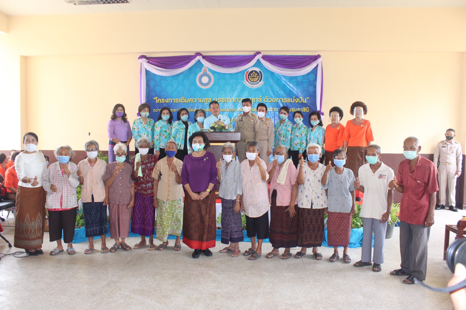 ประธานสภาสตรีแห่งชาติในพระบรมราชินูปถัมภ์ มอบถุงยังชีพของสภาสตรีแห่งชาติในพระบรมราชินูปถัมภ์ ตามโครงการ “เติมความสุขบรรเทาความทุกข์ด้วยการแบ่งปัน”