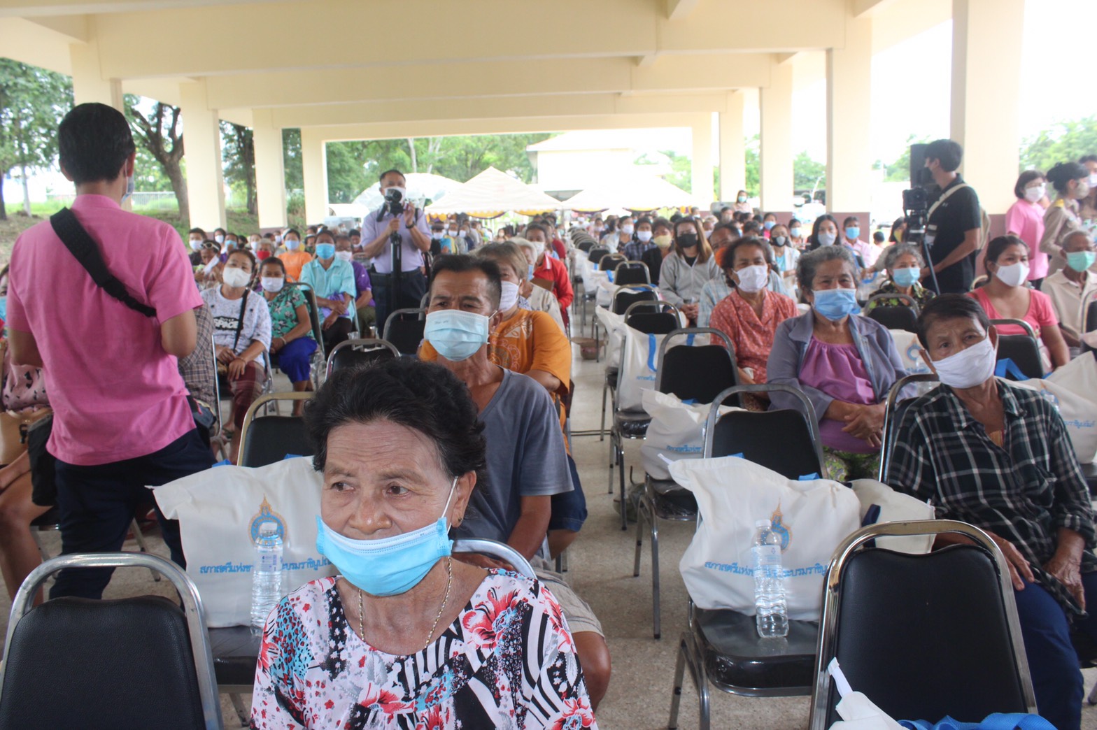 ประธานสภาสตรีแห่งชาติในพระบรมราชินูปถัมภ์ มอบถุงยังชีพของสภาสตรีแห่งชาติในพระบรมราชินูปถัมภ์ ตามโครงการ “เติมความสุขบรรเทาความทุกข์ด้วยการแบ่งปัน”