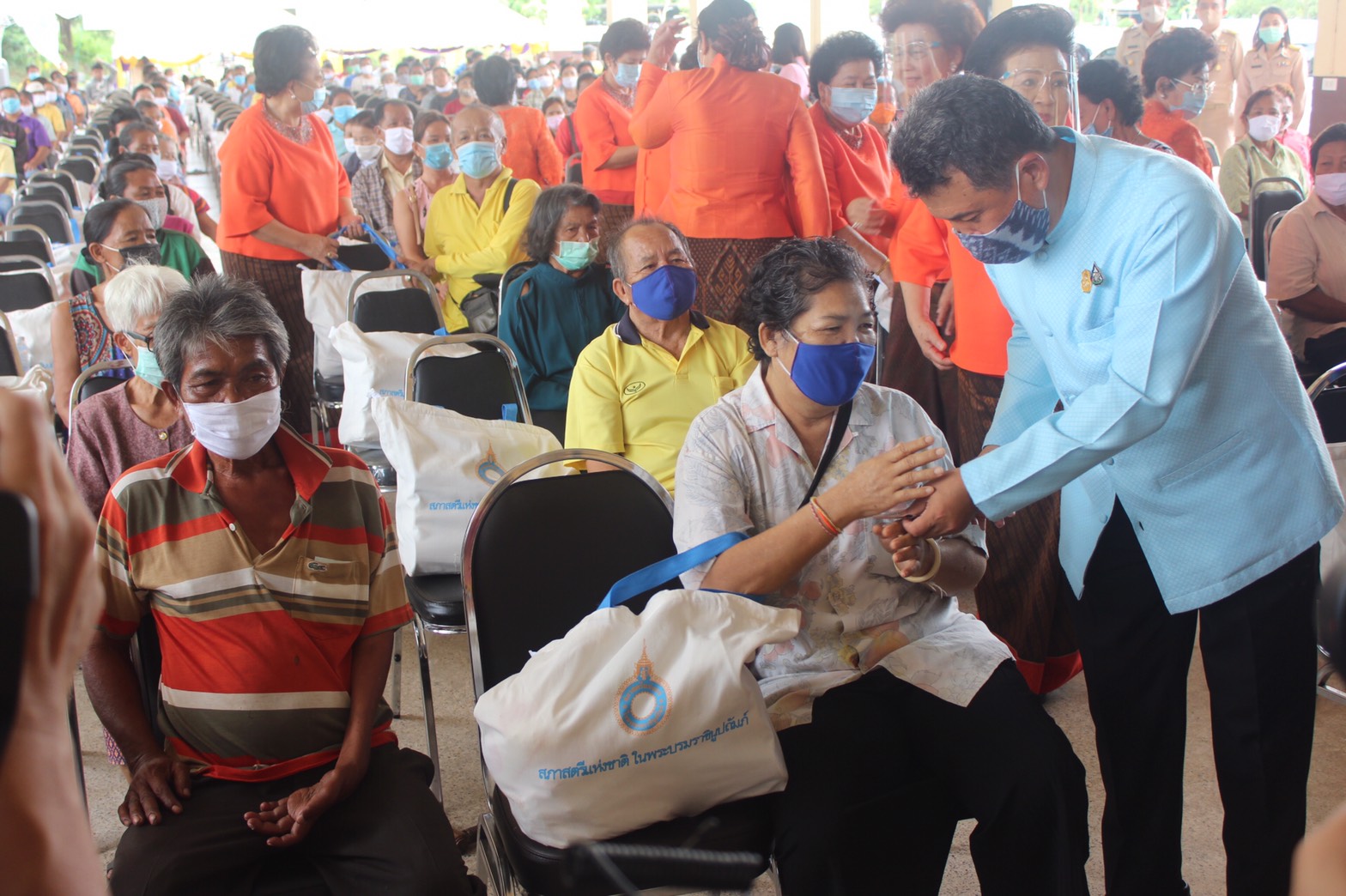 ประธานสภาสตรีแห่งชาติในพระบรมราชินูปถัมภ์ มอบถุงยังชีพของสภาสตรีแห่งชาติในพระบรมราชินูปถัมภ์ ตามโครงการ “เติมความสุขบรรเทาความทุกข์ด้วยการแบ่งปัน”